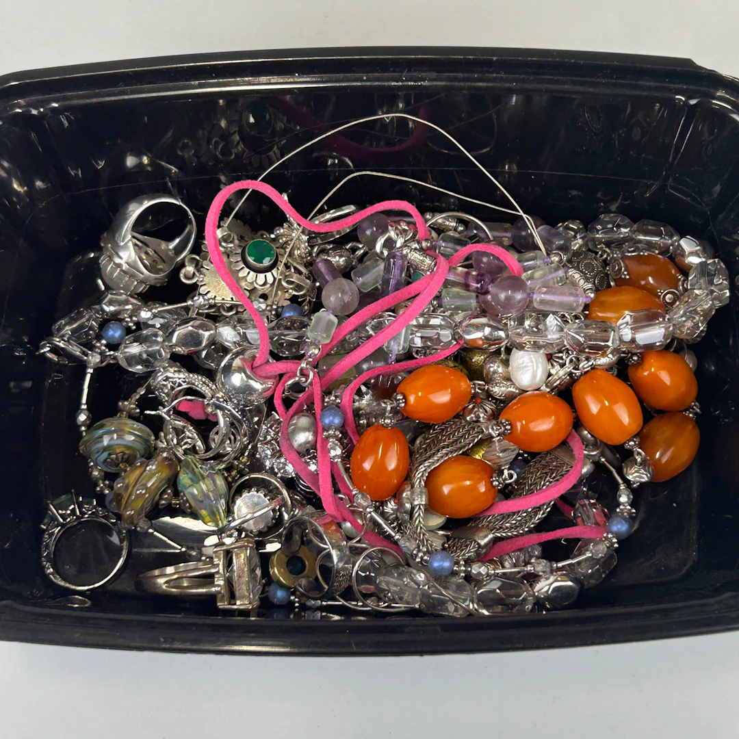 QTY SILVER JEWELLERY, ETC.
