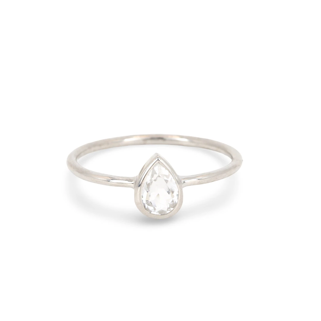 SILVER QUARTZ SET RING.