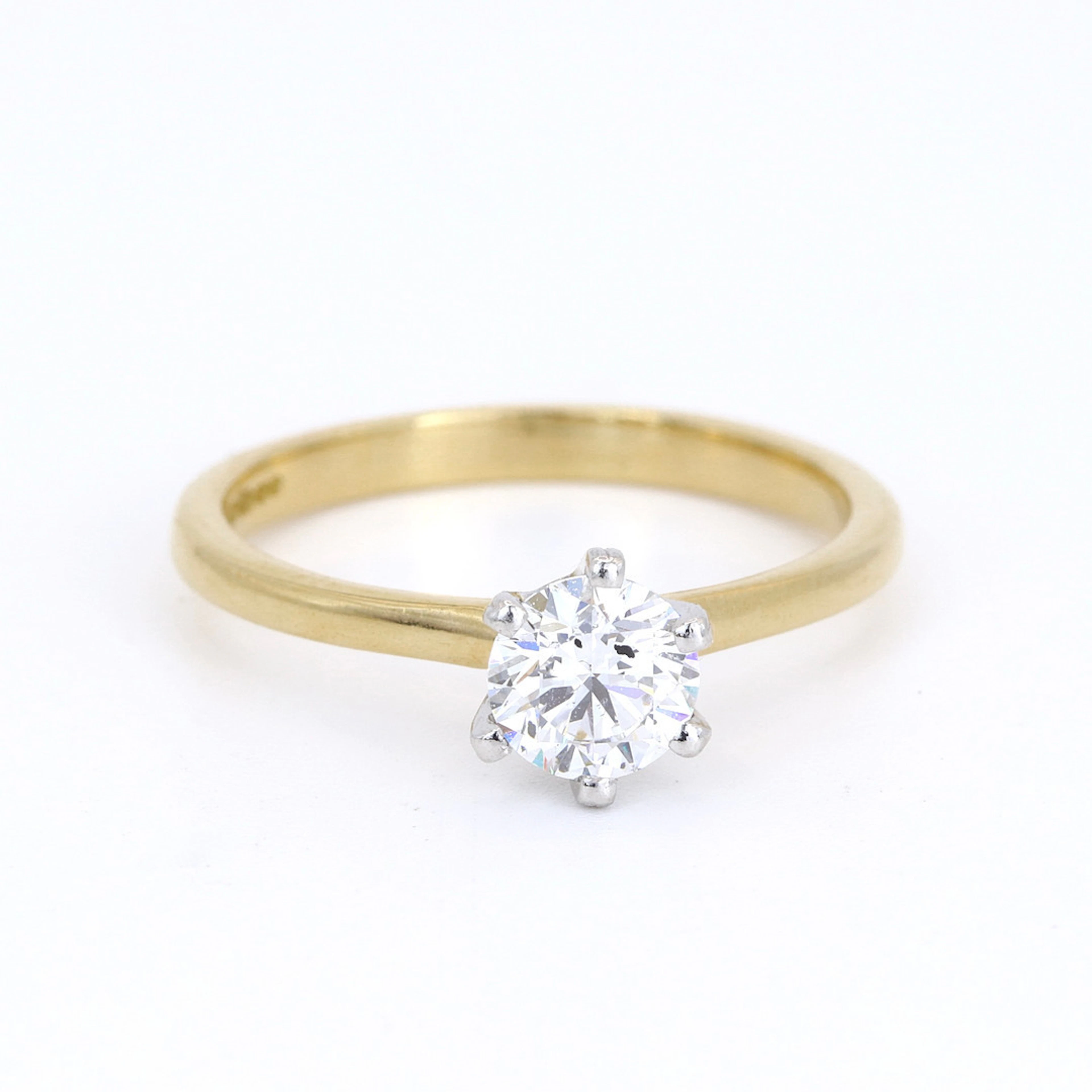 18CT GOLD DIAMOND SOLITAIRE RING.