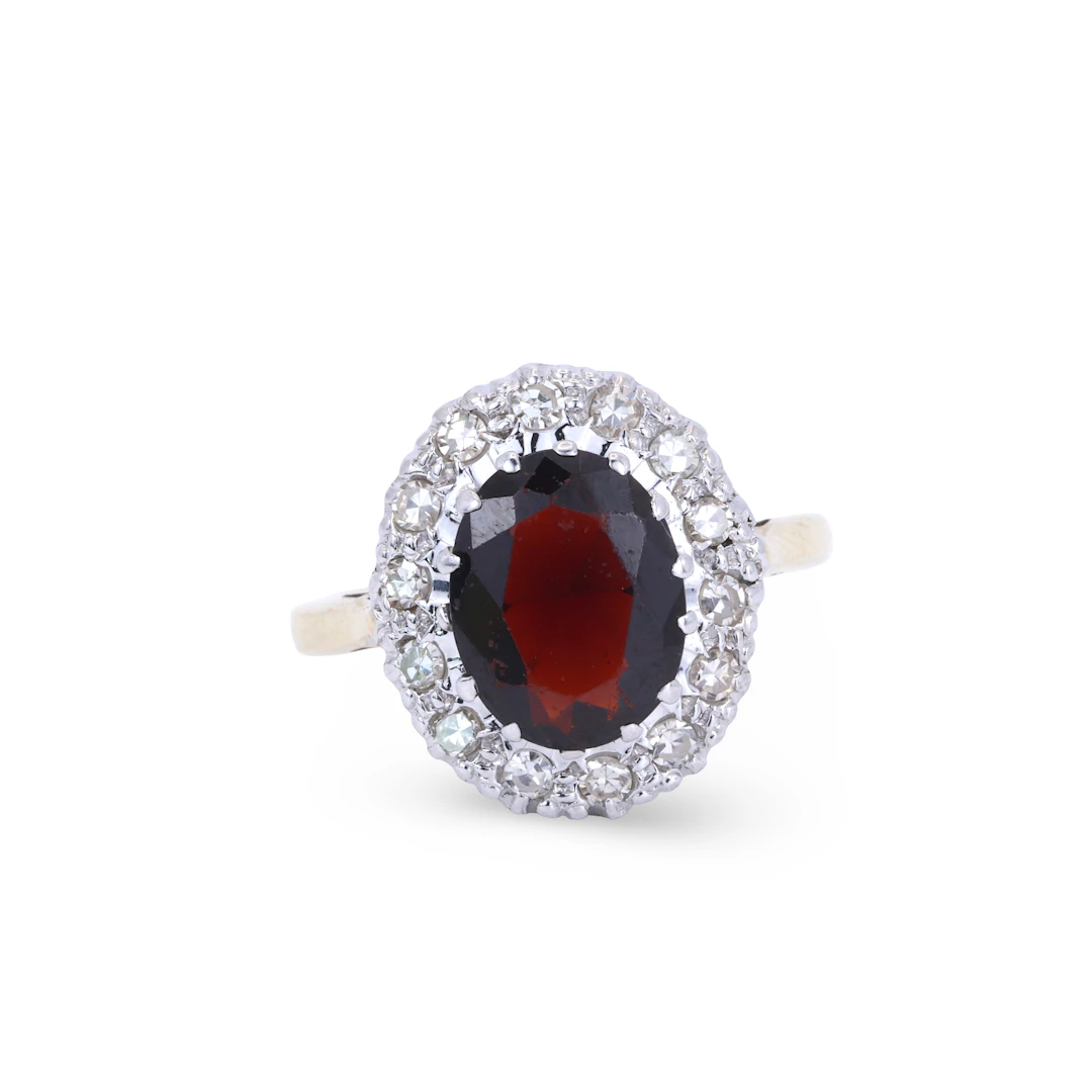 18CT GOLD GARNET & DIAMOND RING.