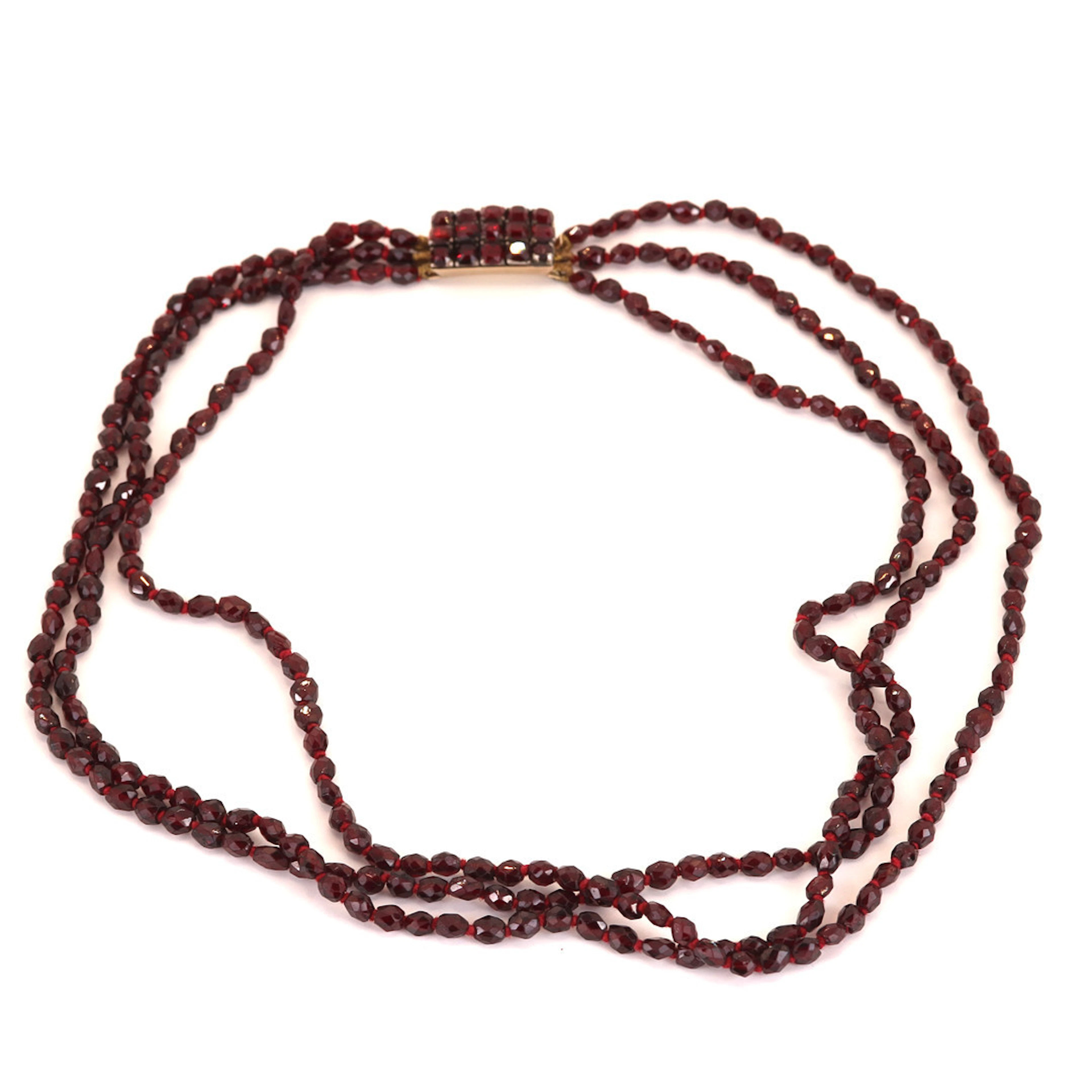 9CT GOLD GARNET NECKLACE.