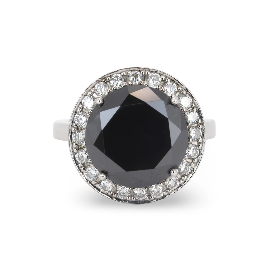 18CT GOLD (7CT) BLACK DIAMOND RING.