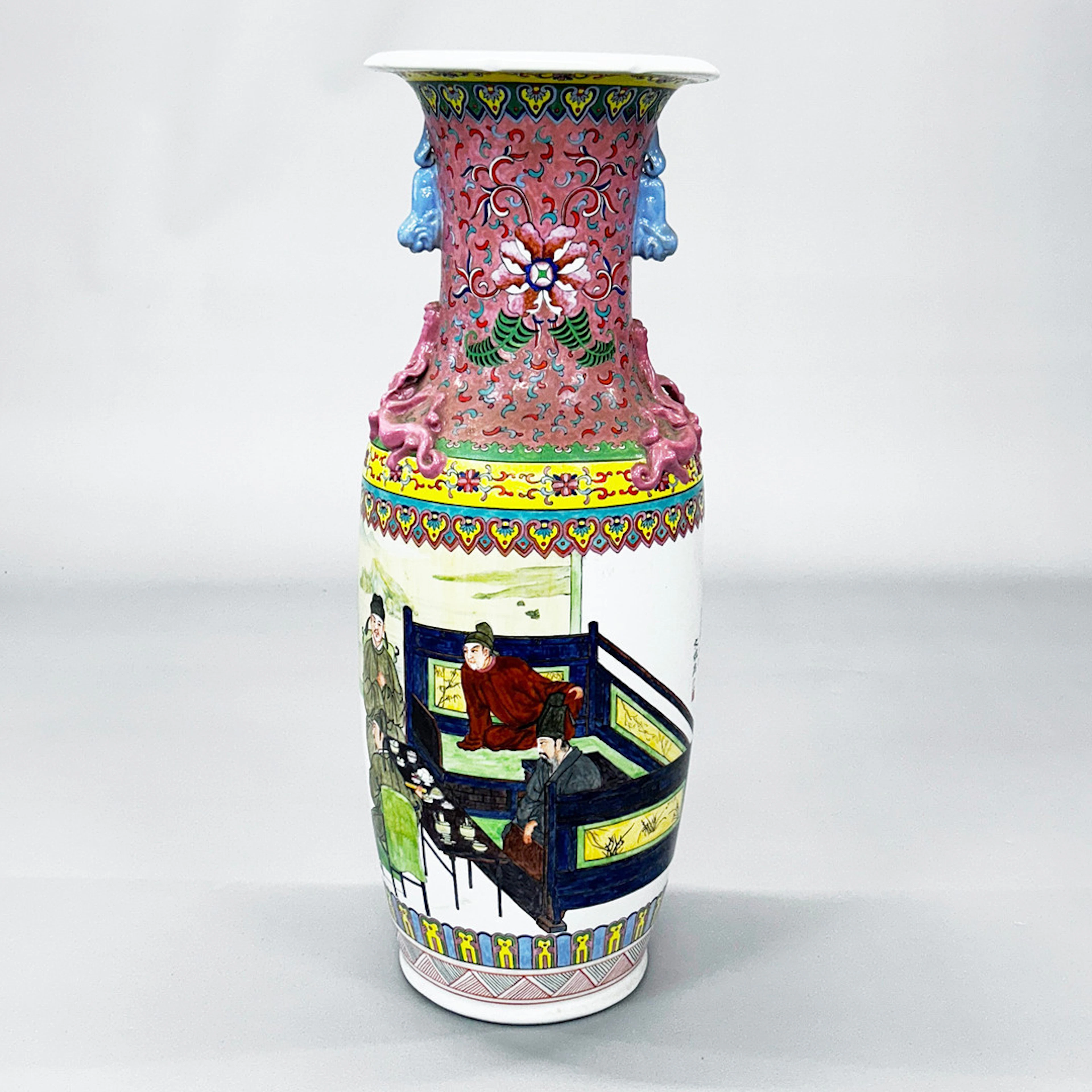 MID 20THC PORCELAIN VASE.