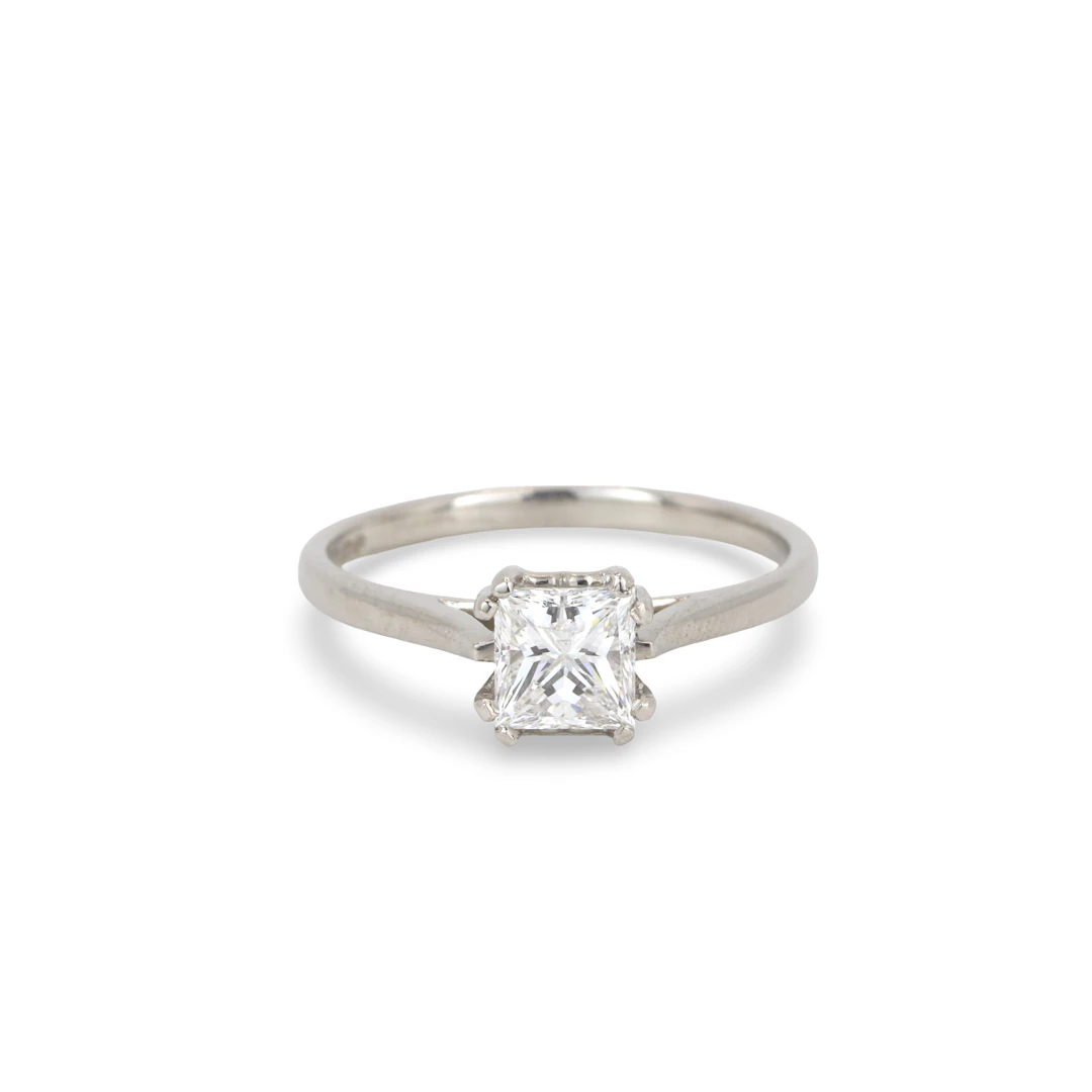 PLATINUM DIAMOND SOLITAIRE RING.