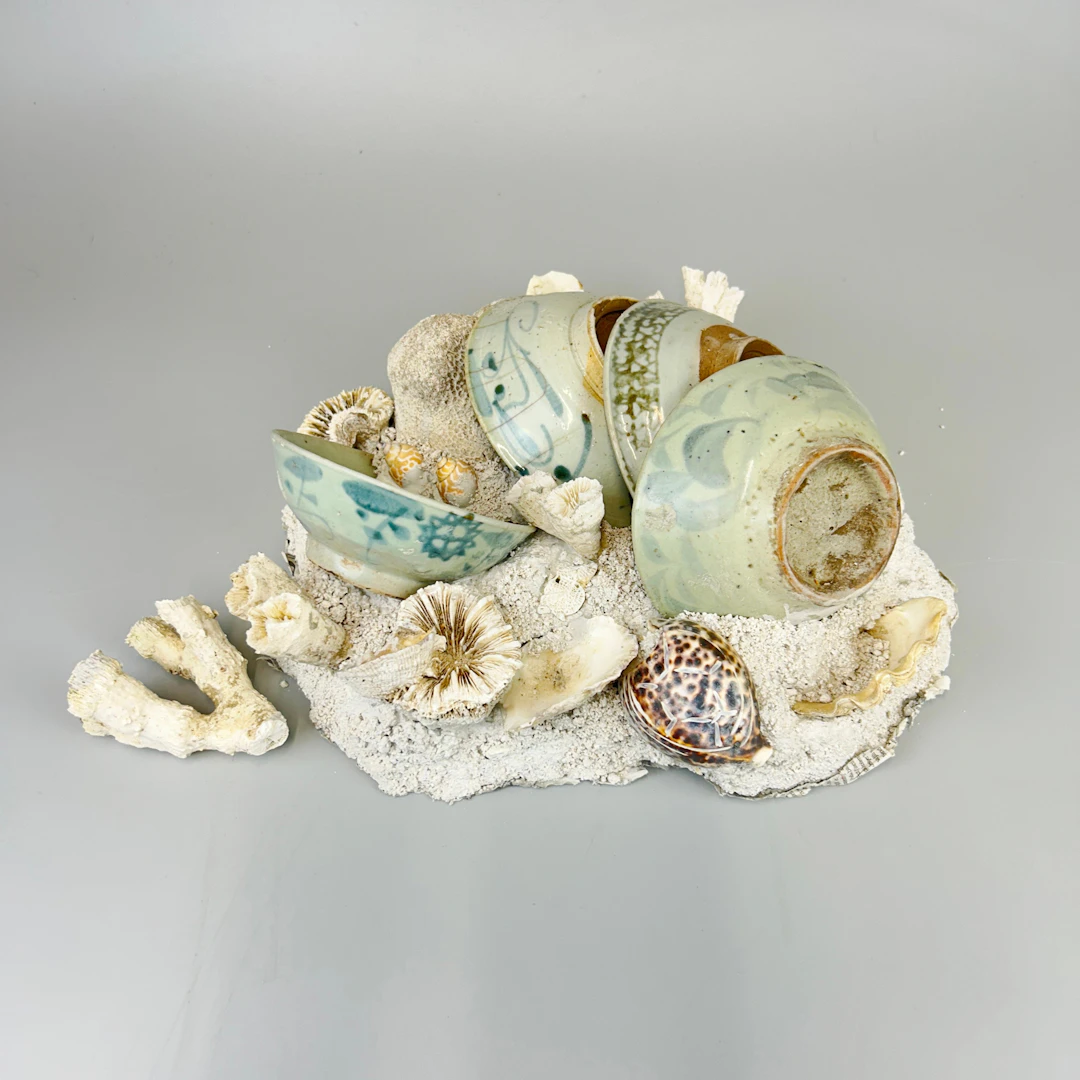 CHINESE PORCELAIN & SHELL SCULPTURE.