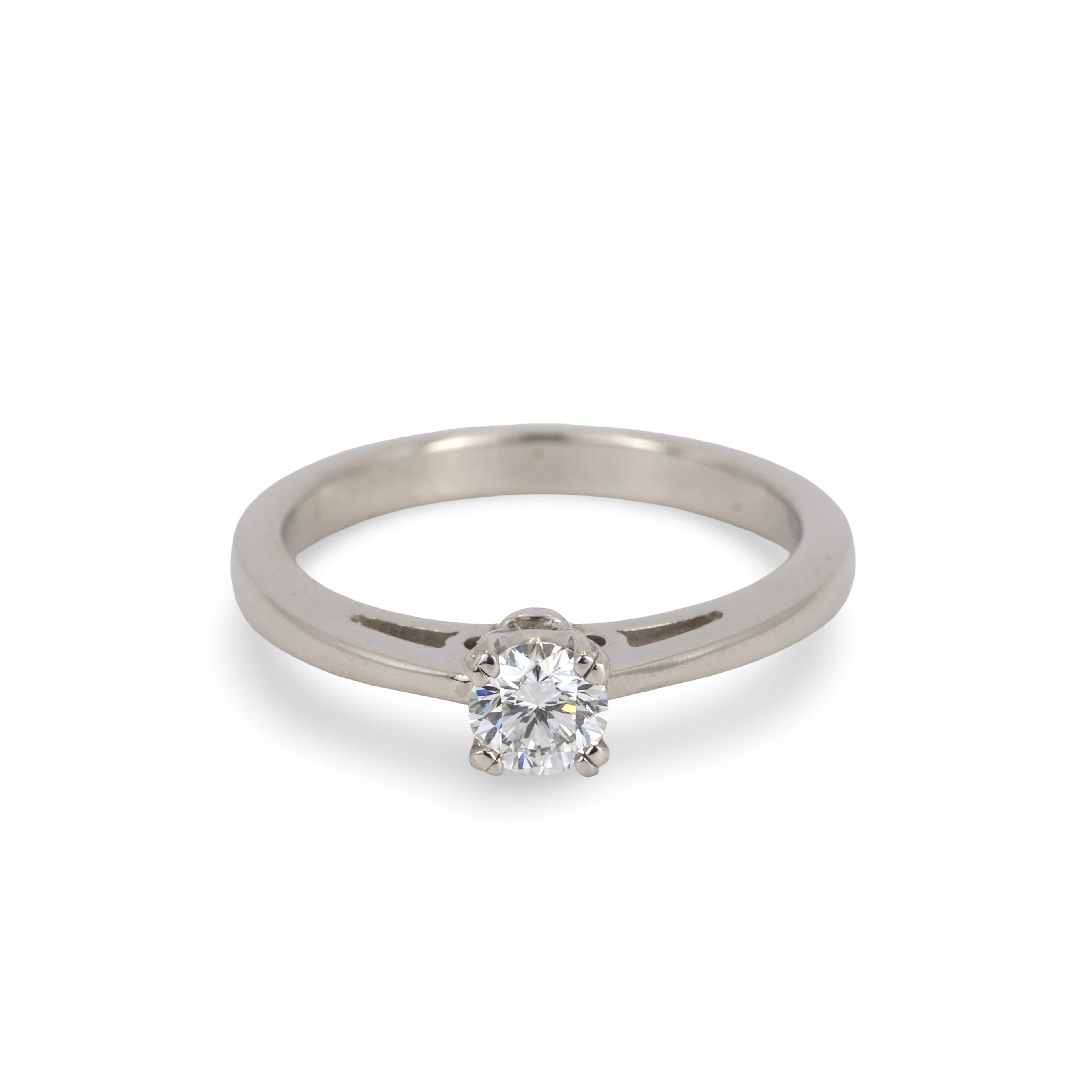 PLATINUM DIAMOND SOLITAIRE RING.