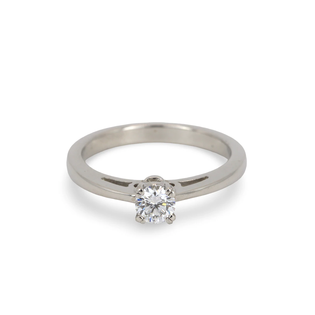 PLATINUM DIAMOND SOLITAIRE RING.