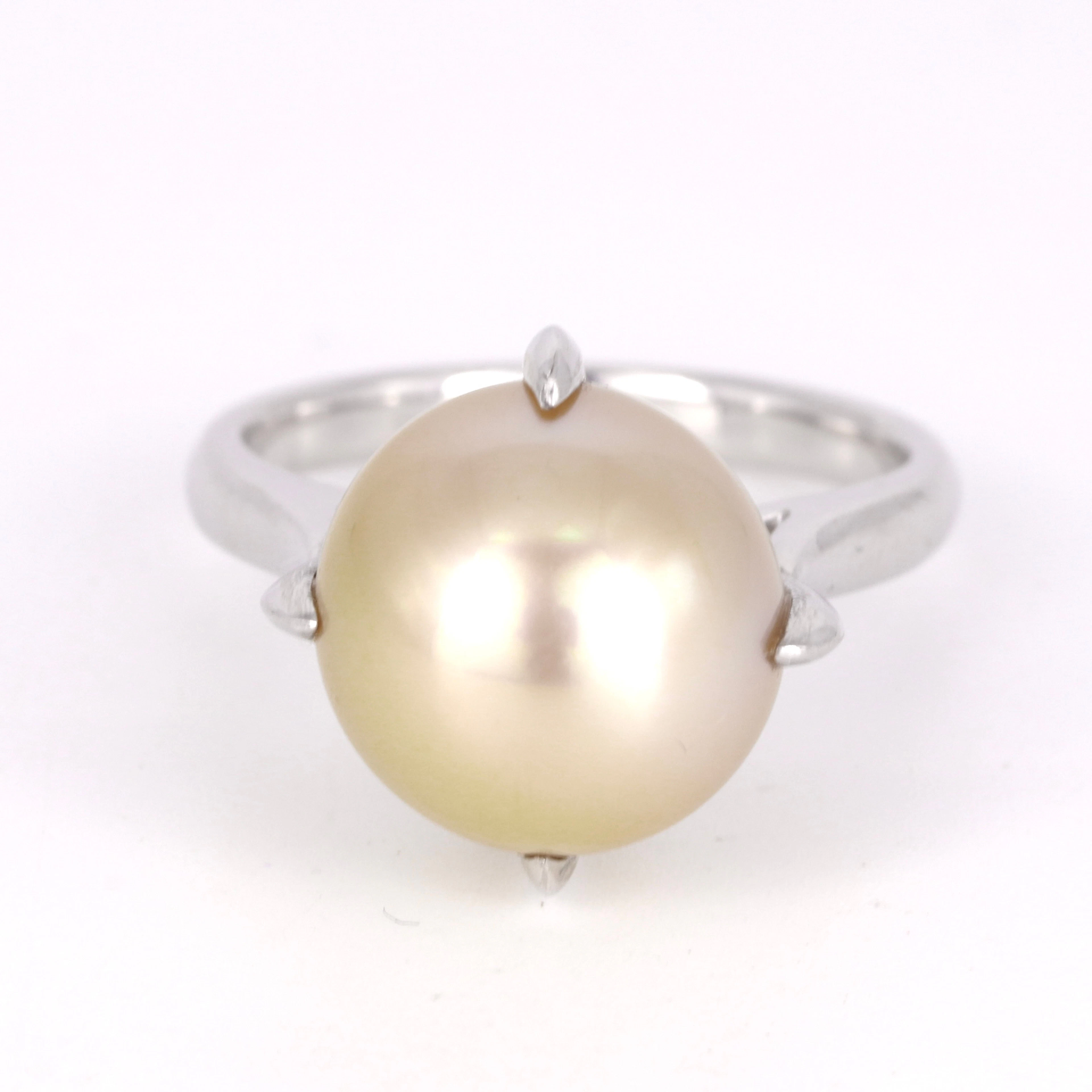 LARGE CREAM PEARL RING.