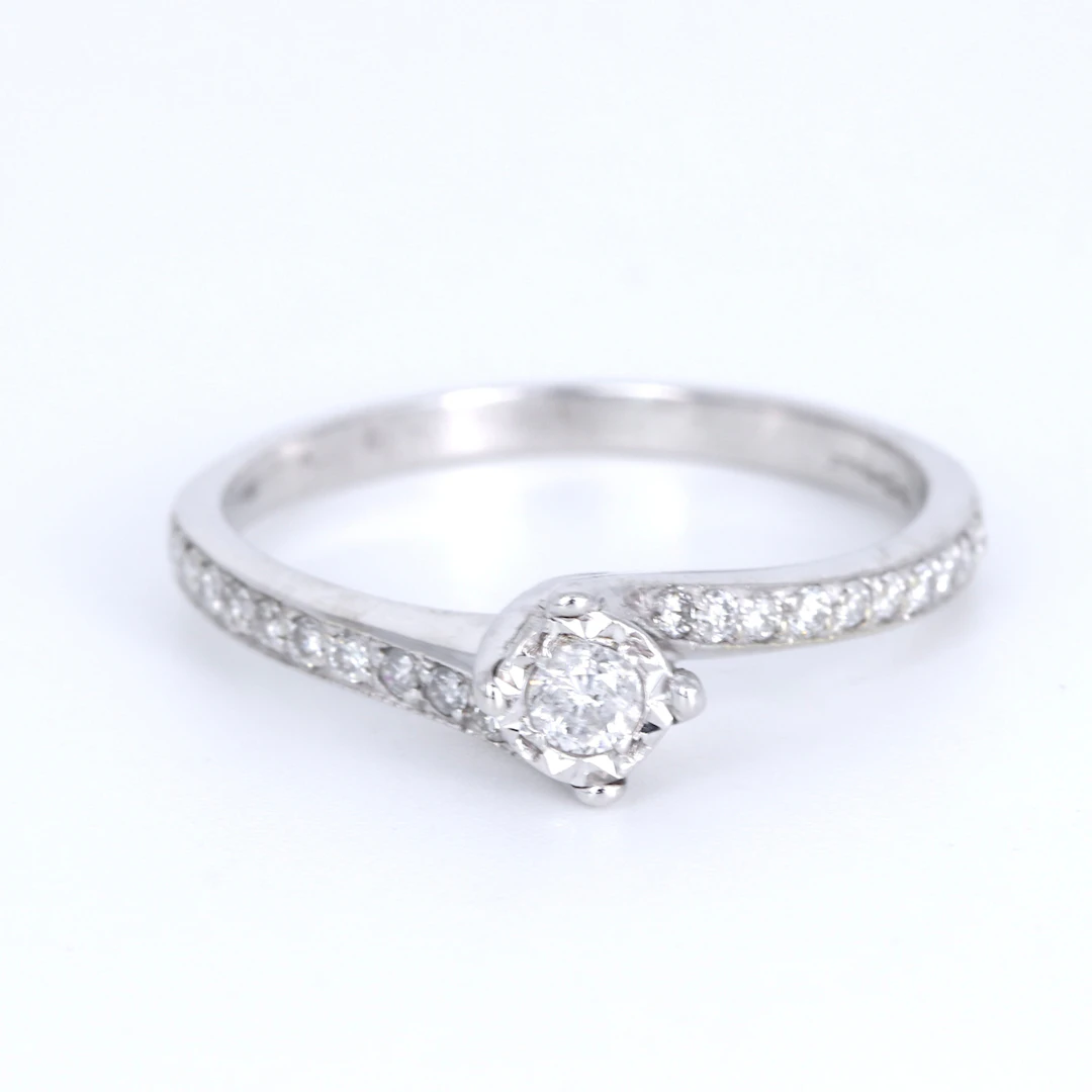 9CT DIAMOND SOLITAIRE RING.
