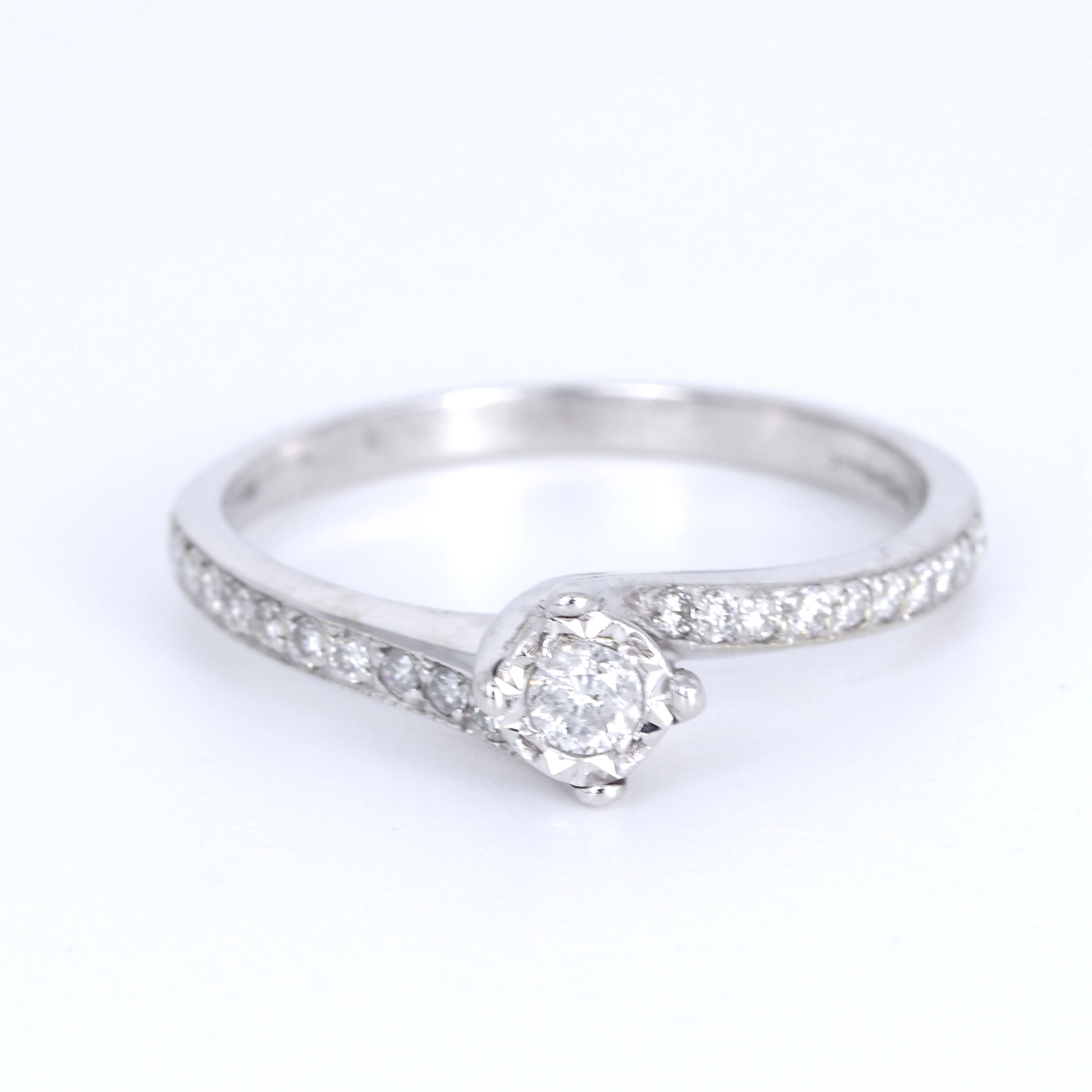 9CT DIAMOND SOLITAIRE RING.