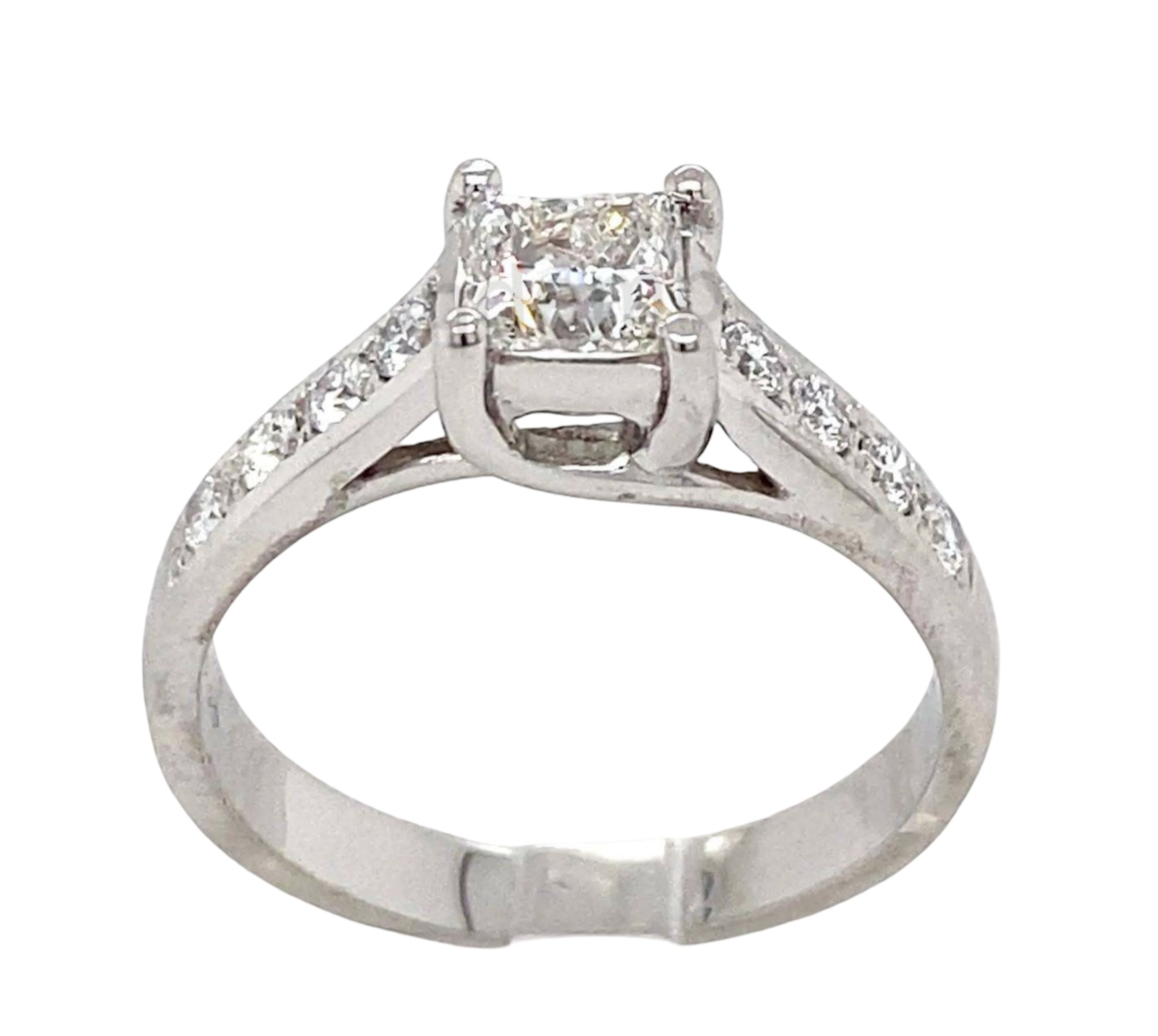 PLATINUM DIAMOND RING.