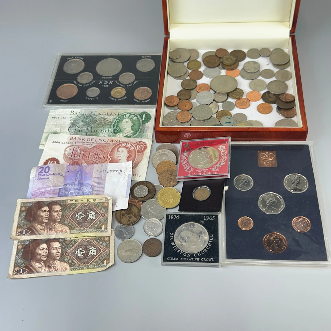 QTY MIXED COINS AND BANKNOTES.