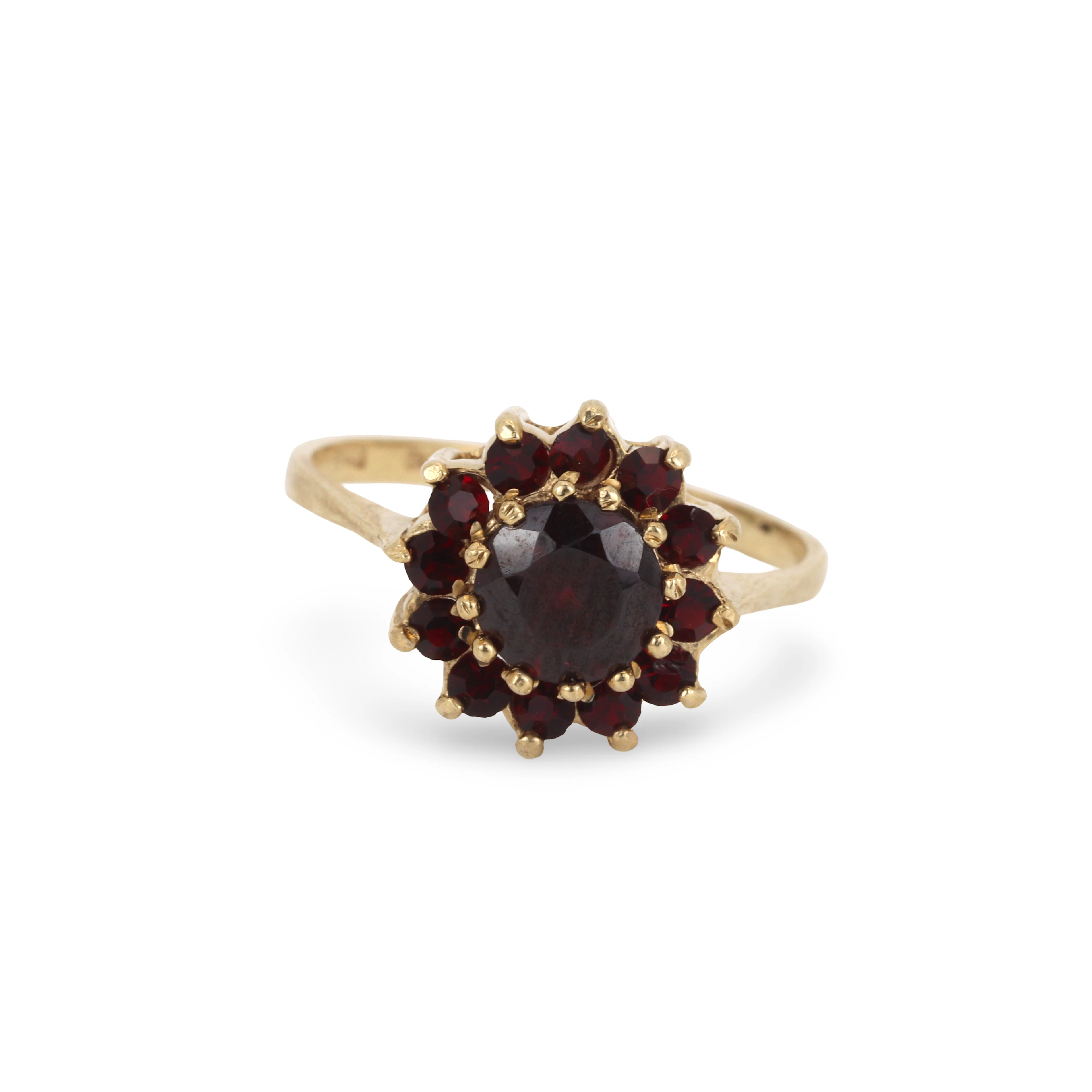 9CT GOLD GARNET RING.