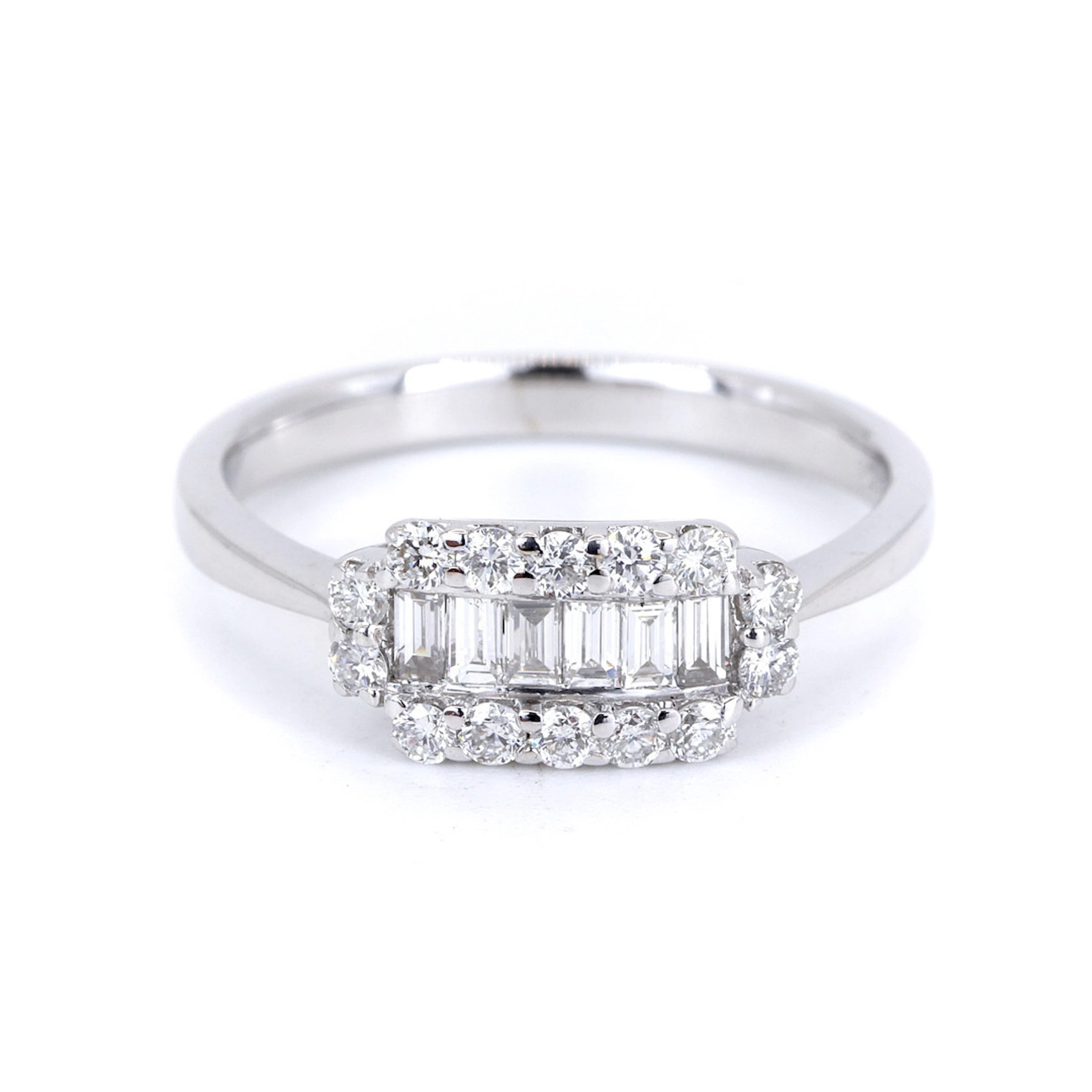 18CT GOLD DIAMOND RING.