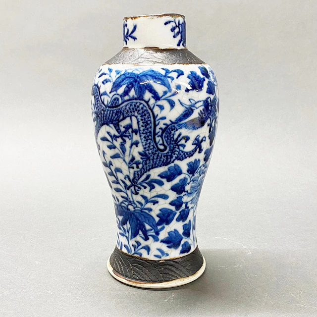 19 THC CHINESE PORCELAIN VASE.