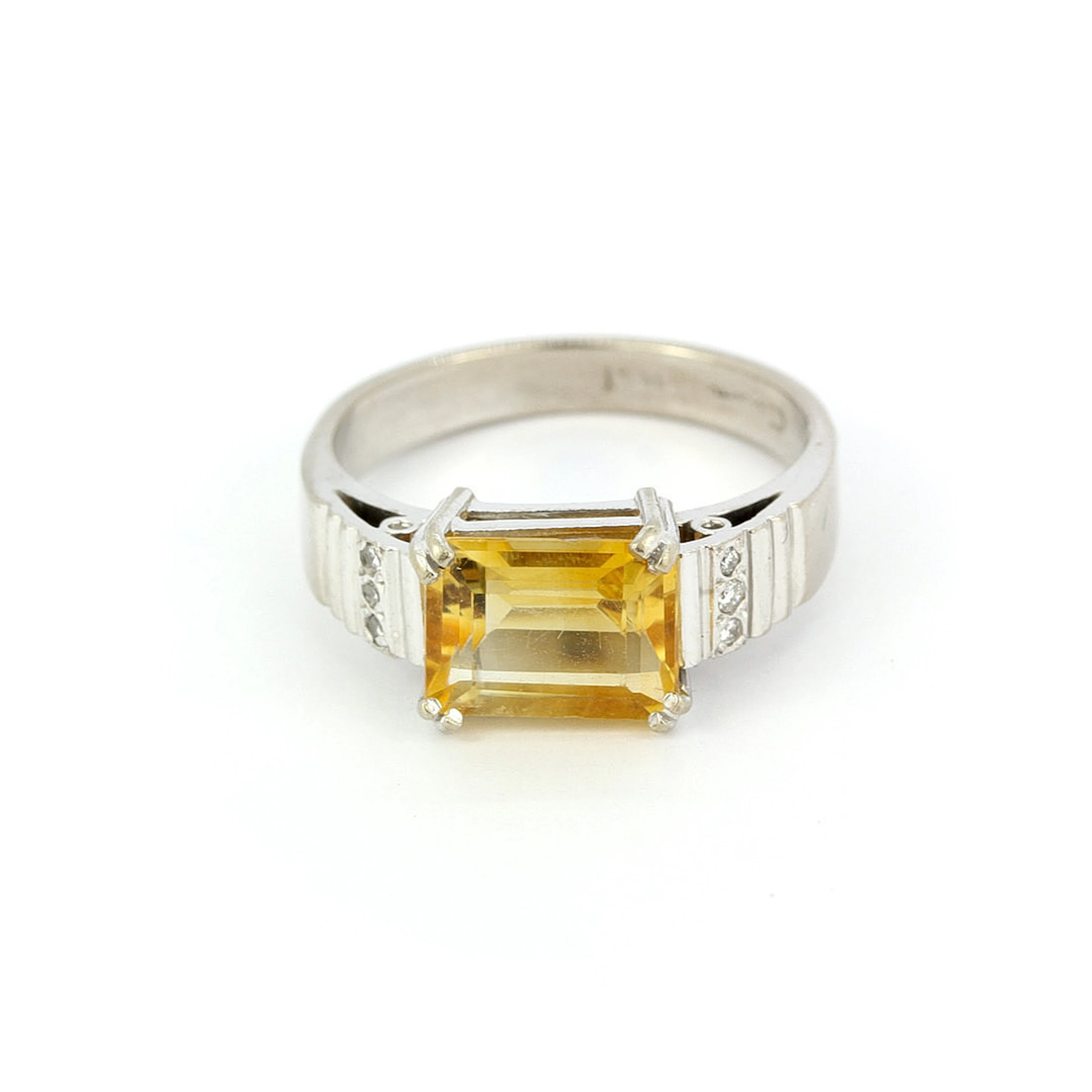 18CT GOLD CITRINE & DIAMOND RING.