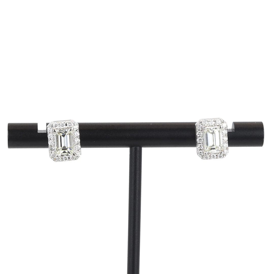 18CT WHITE GOLD DIAMOND STUD EARRINGS.