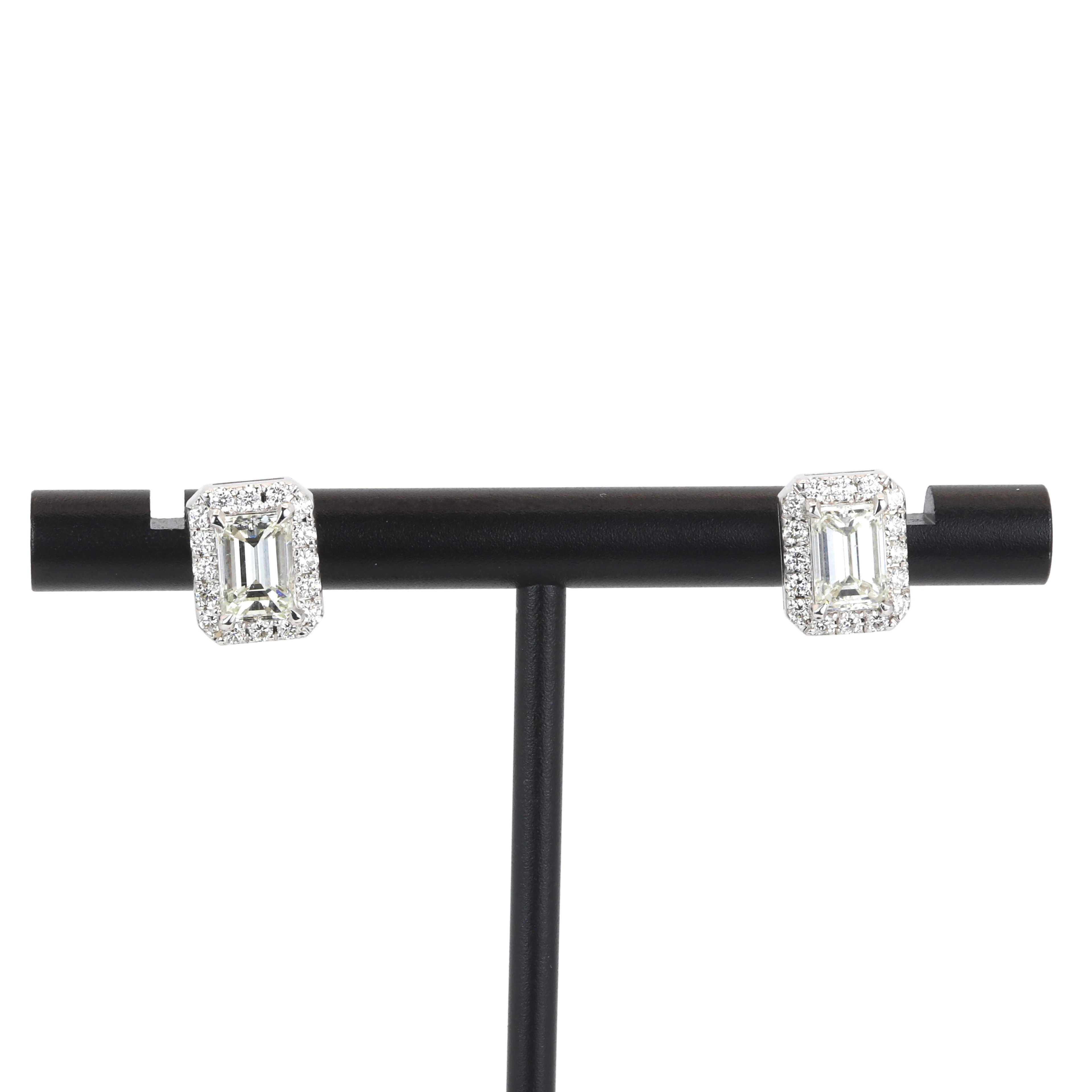 18CT WHITE GOLD DIAMOND STUD EARRINGS.