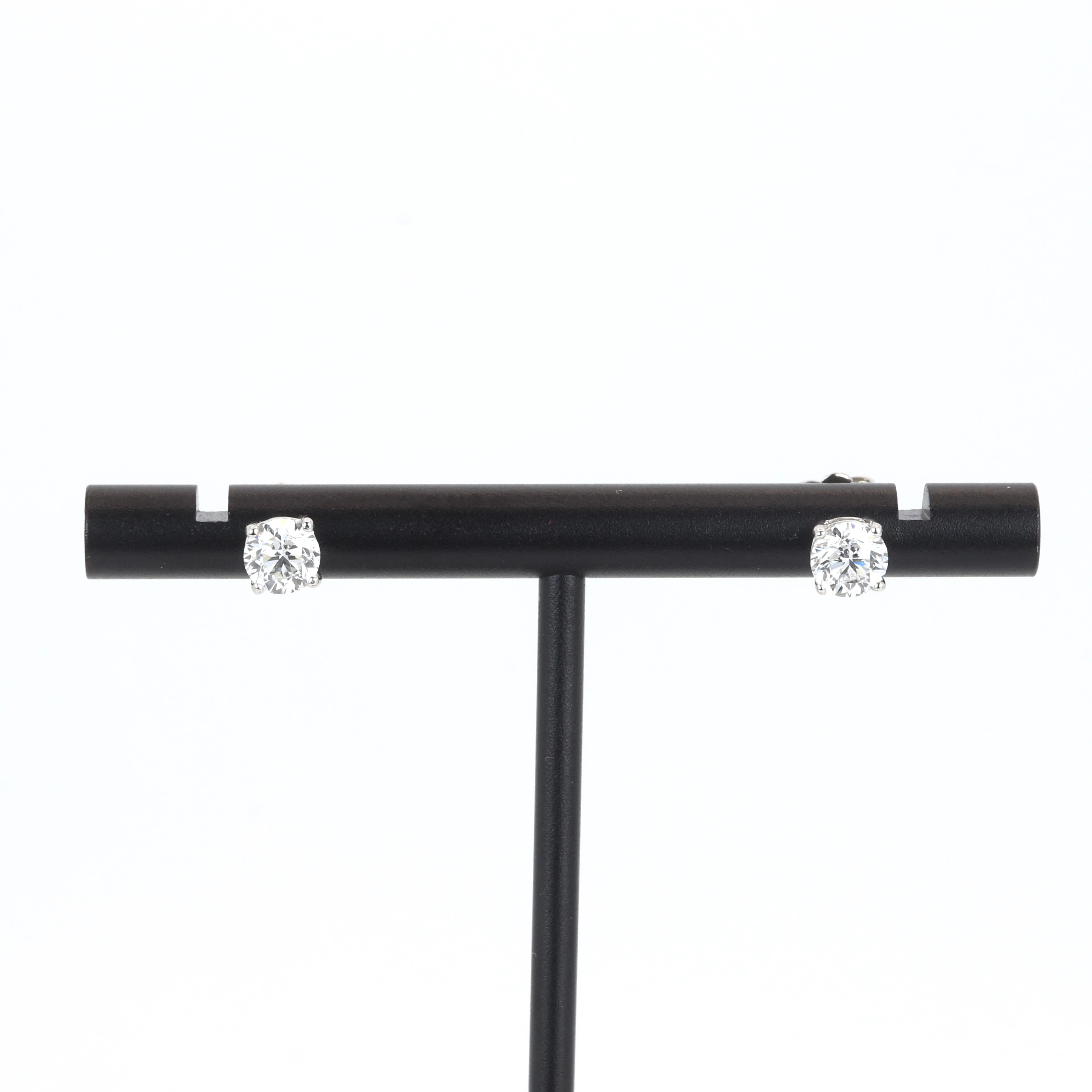 18CT WHITE GOLD 0.98CT SOLITAIRE EARRINGS.
