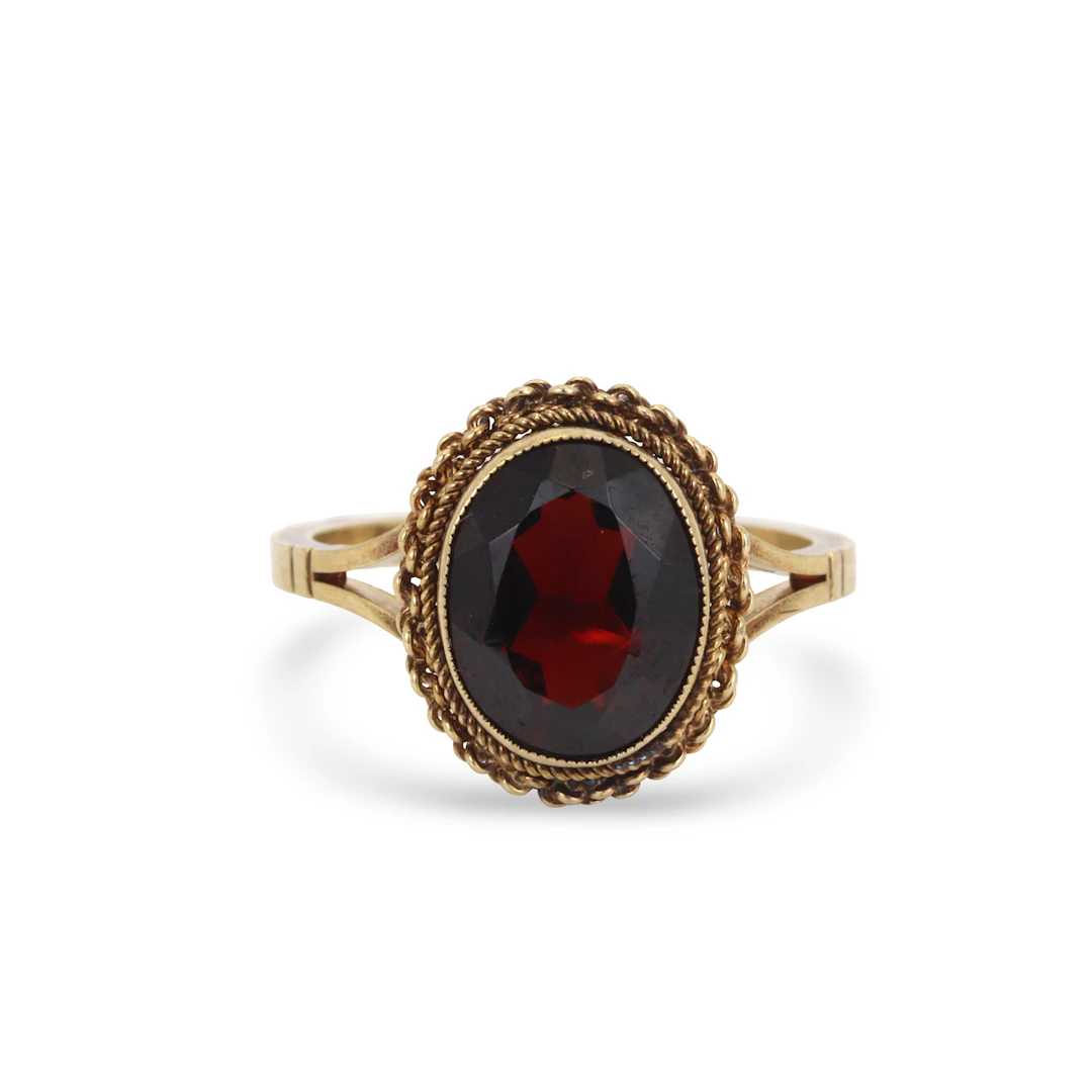 9CT GOLD GARNET RING.