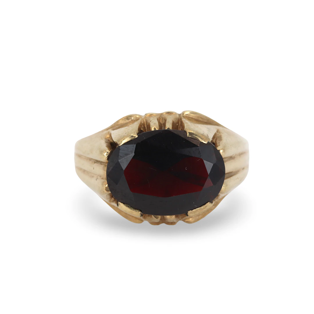 9CT GOLD GARNET RING.