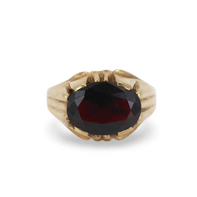 9CT GOLD GARNET RING.