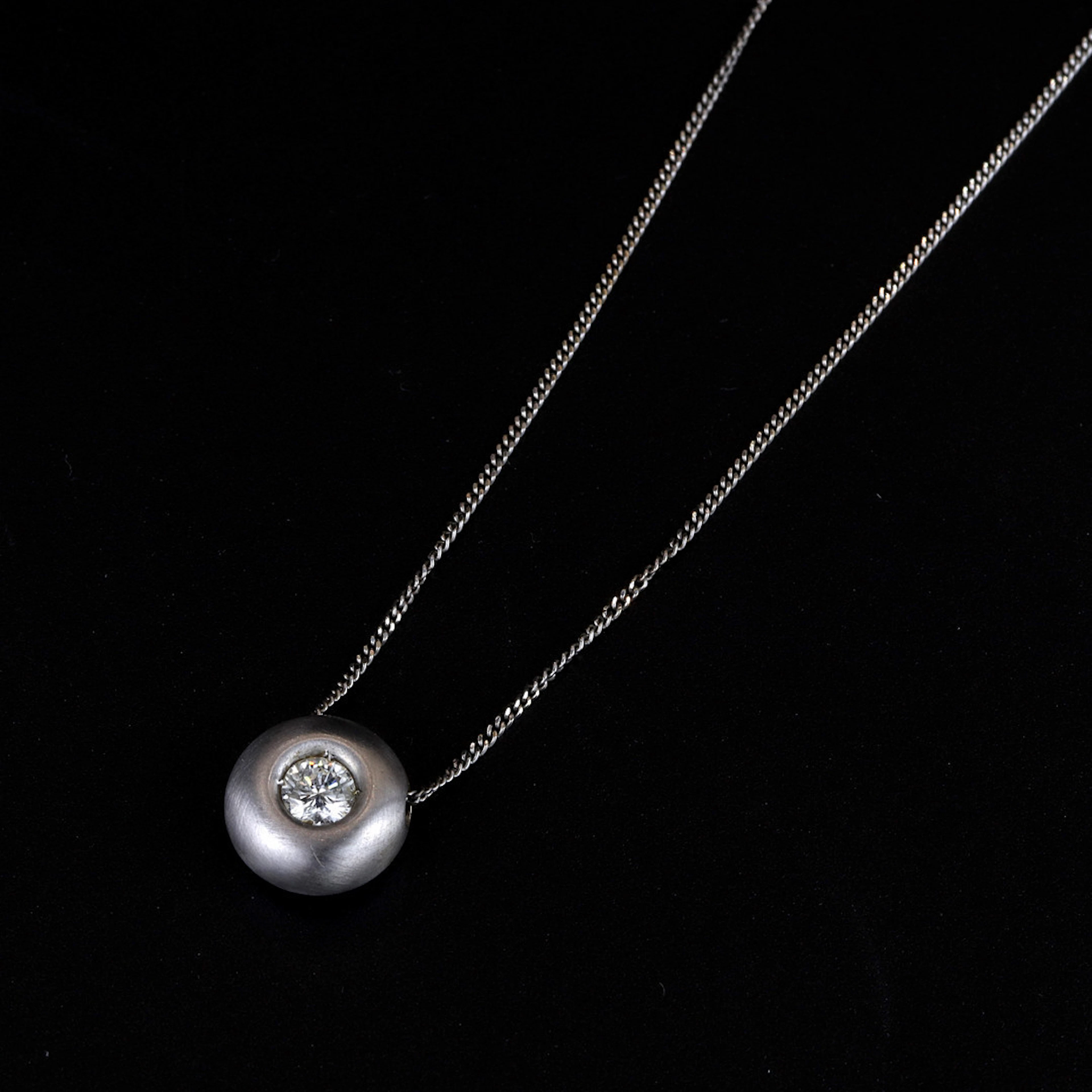 18CT WHITE GOLD DIAMOND SET NECKLACE.