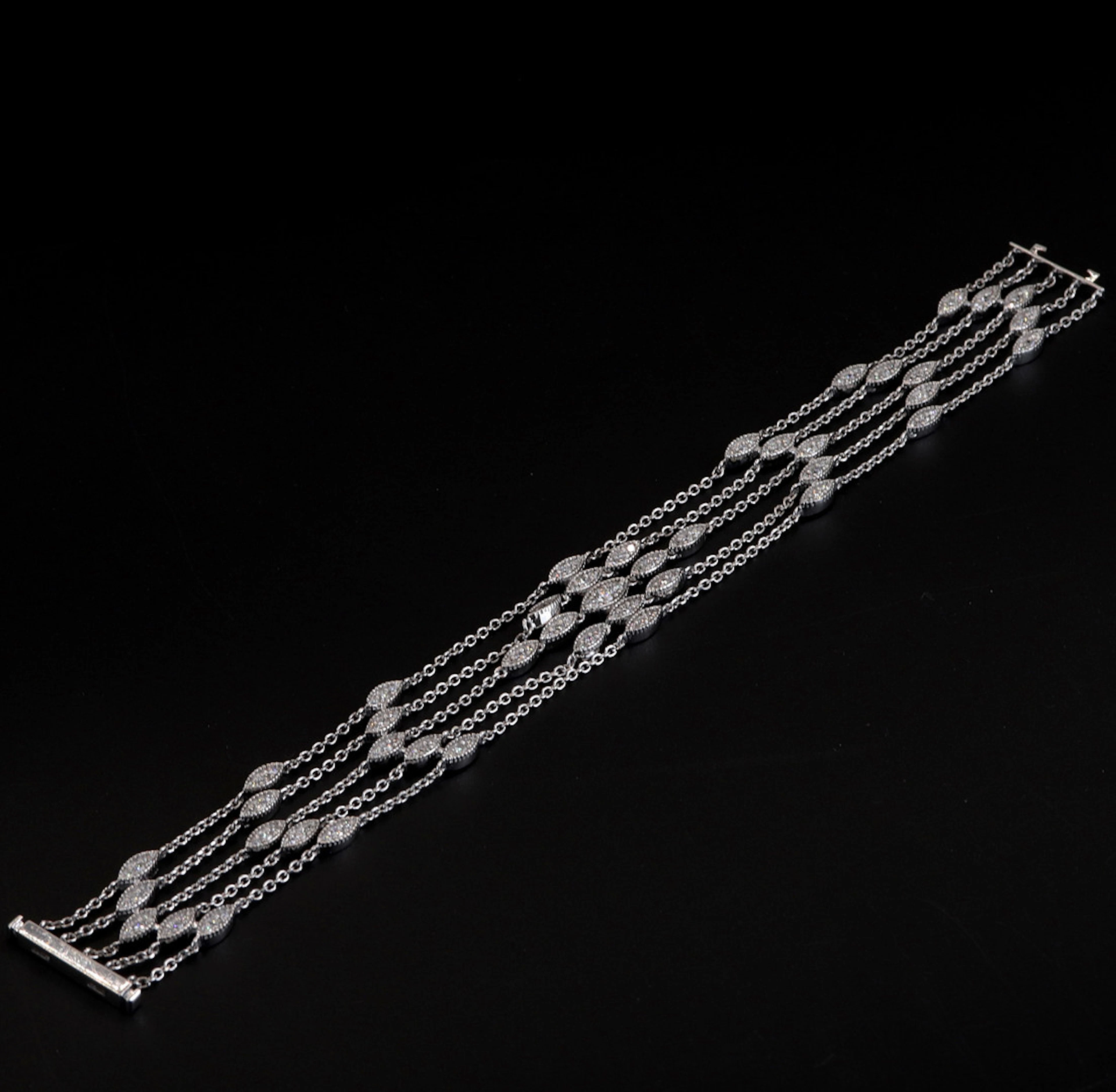 18CT GOLD DIAMOND BRACELET.