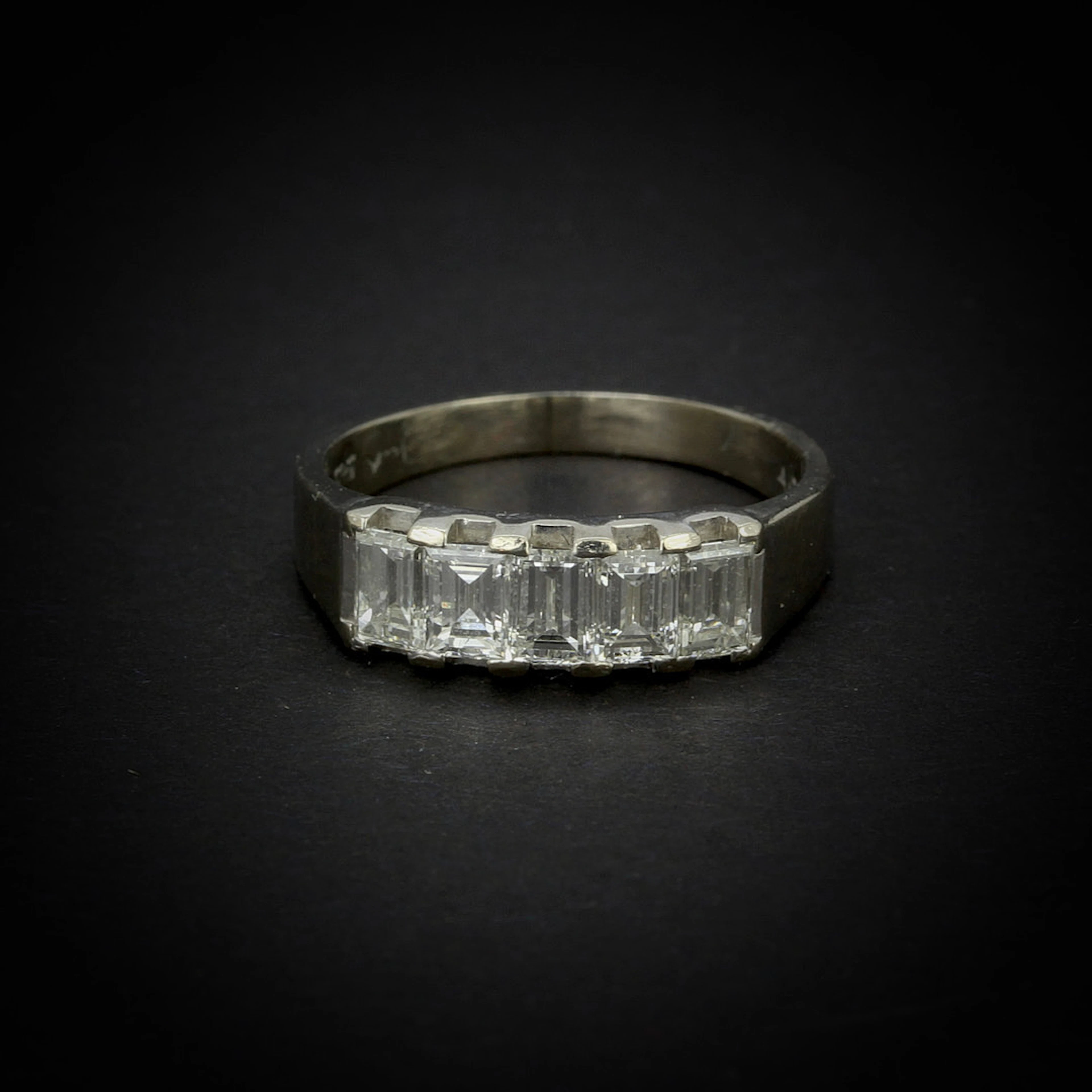 14CT GOLD CUT DIAMOND RING.