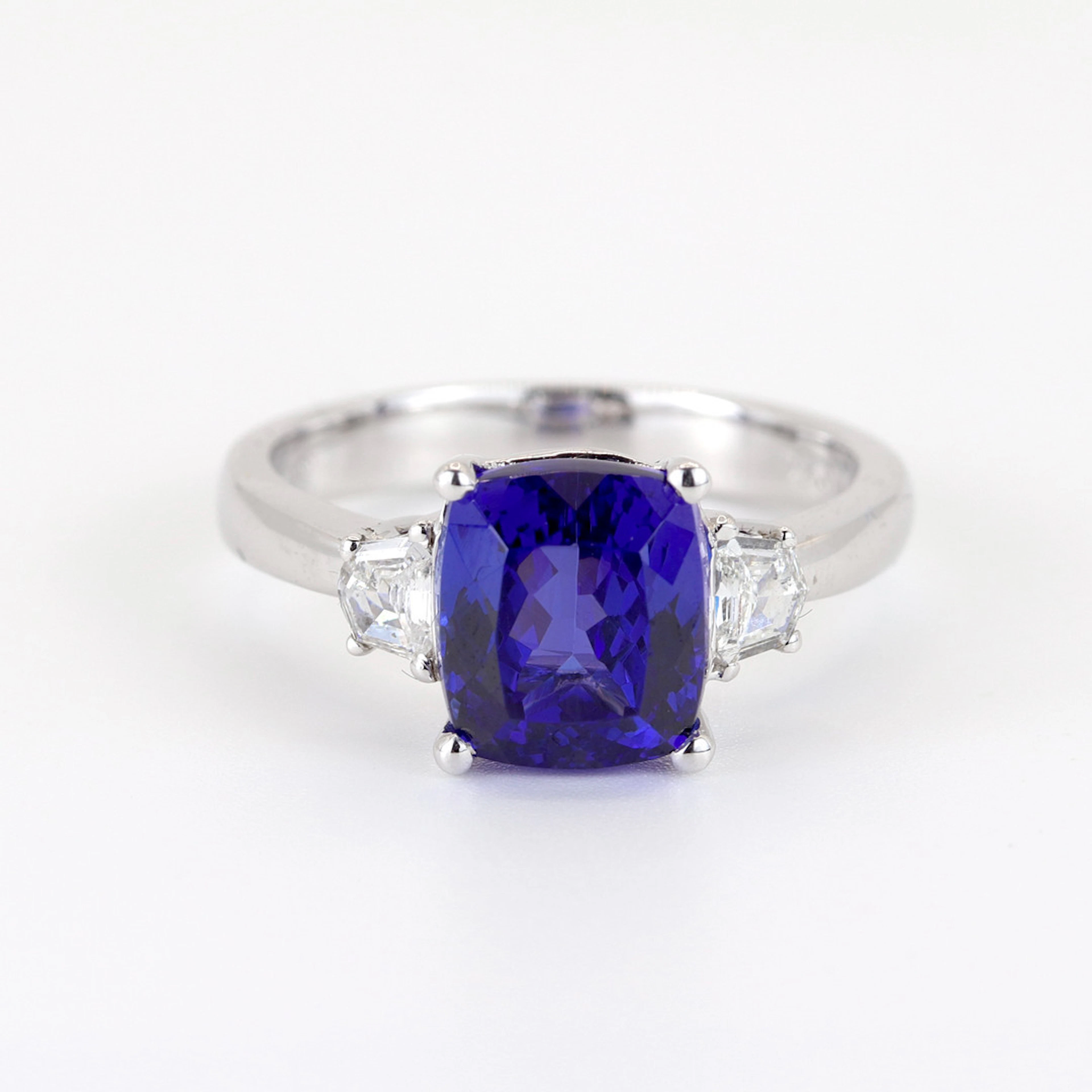 18CT GOLD (3.98CT) TANZANITE & DIAMOND RING.