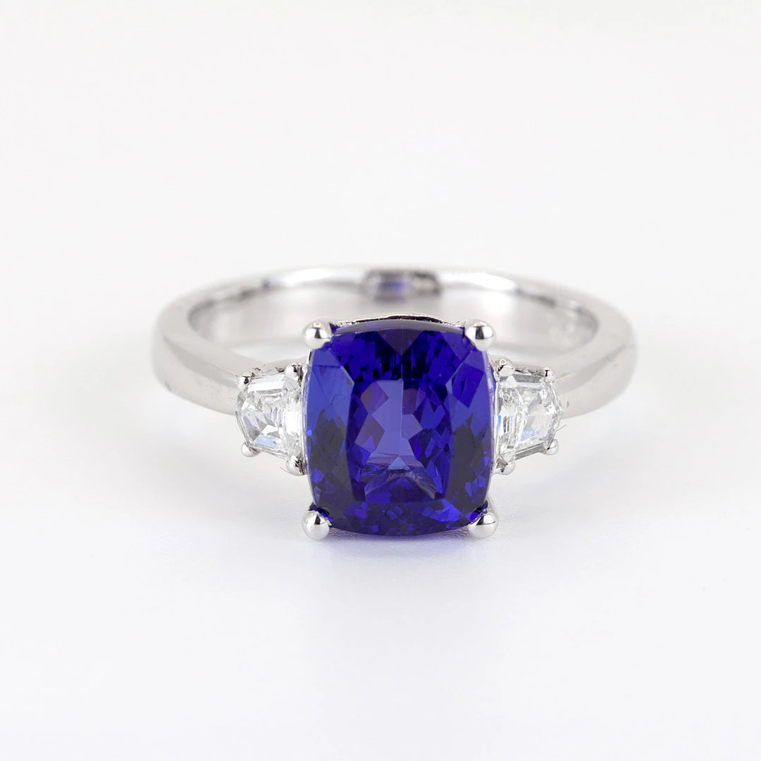 18CT GOLD (3.98CT) TANZANITE & DIAMOND RING.