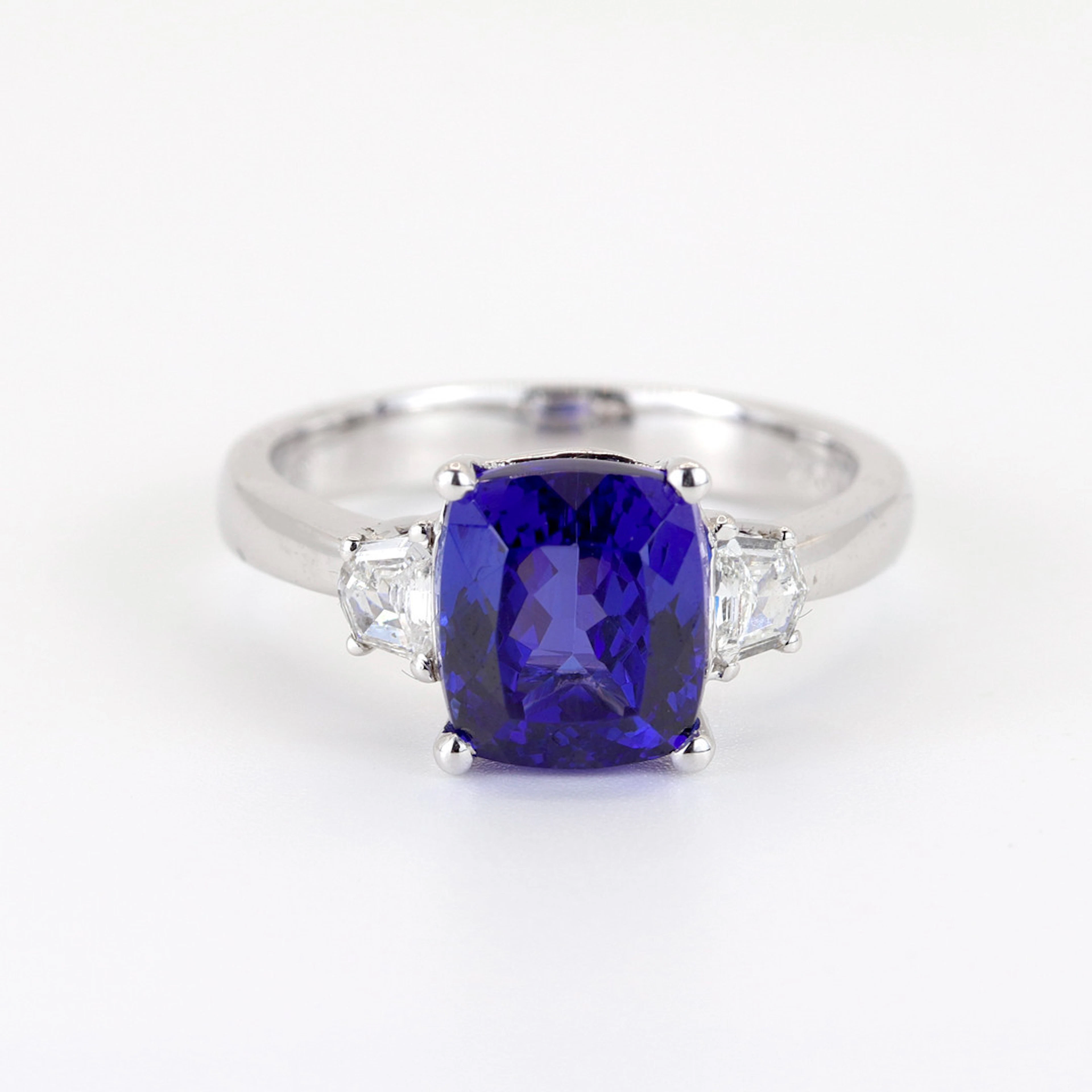 18CT GOLD (3.98CT) TANZANITE & DIAMOND RING.