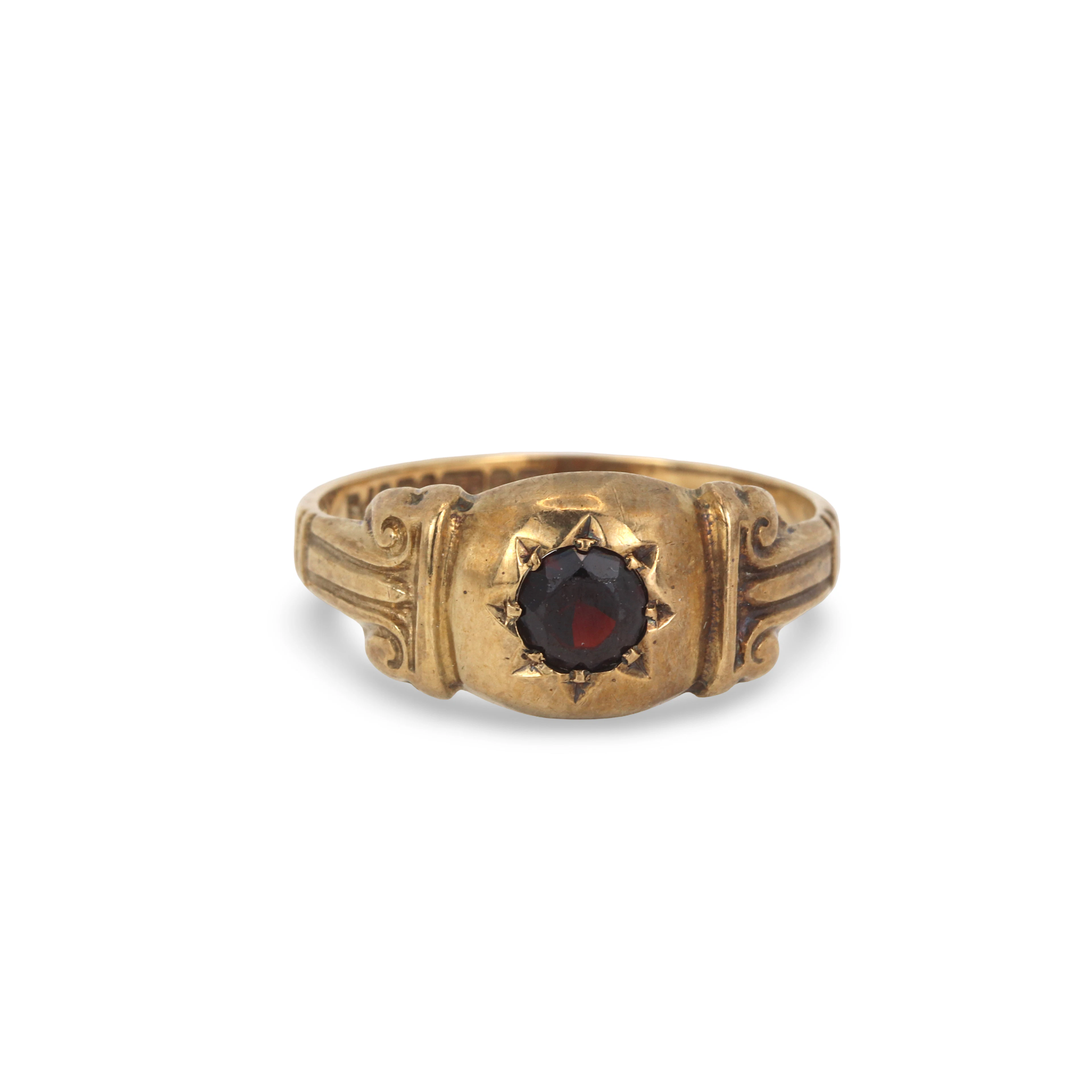 9CT GOLD GARNET RING.