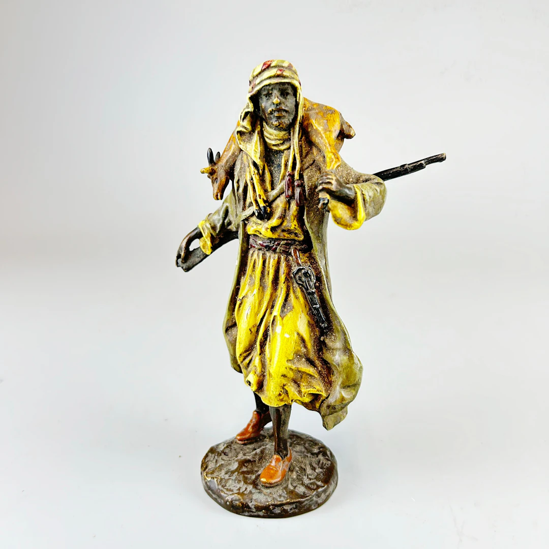 A COLD PAINTED BRONZE ORIENTALIST FIGURE.