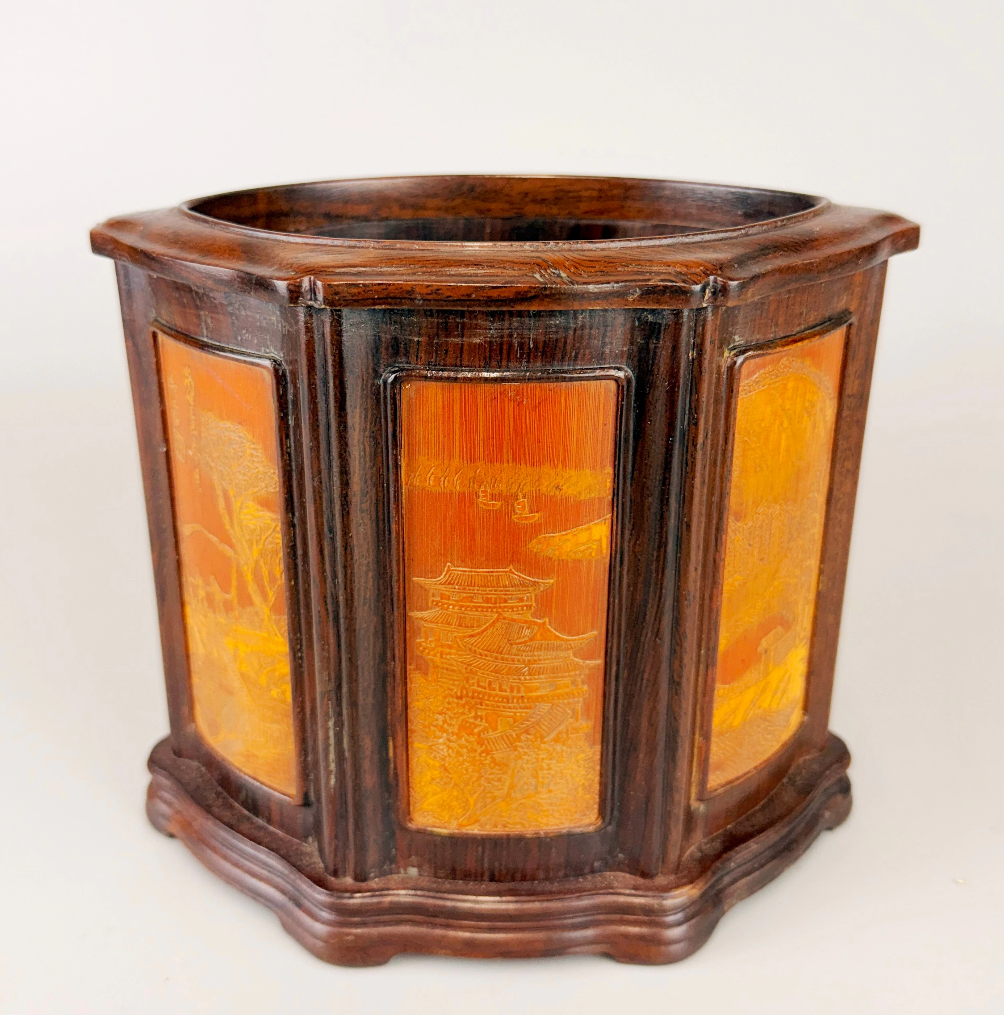 HARDWOOD & BAMBOO BRUSH POT.