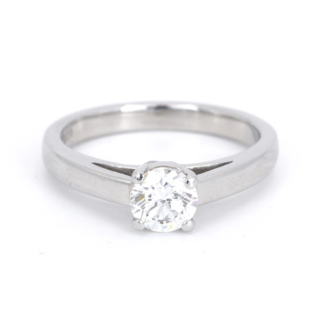 PLATINUM DIAMOND SOLITAIRE RING.