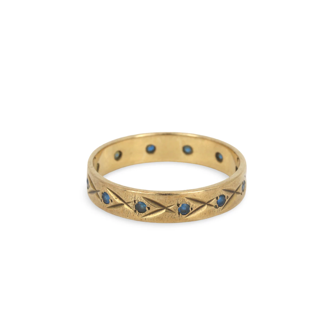 9CT GOLD BLUE STONE BAND RING.