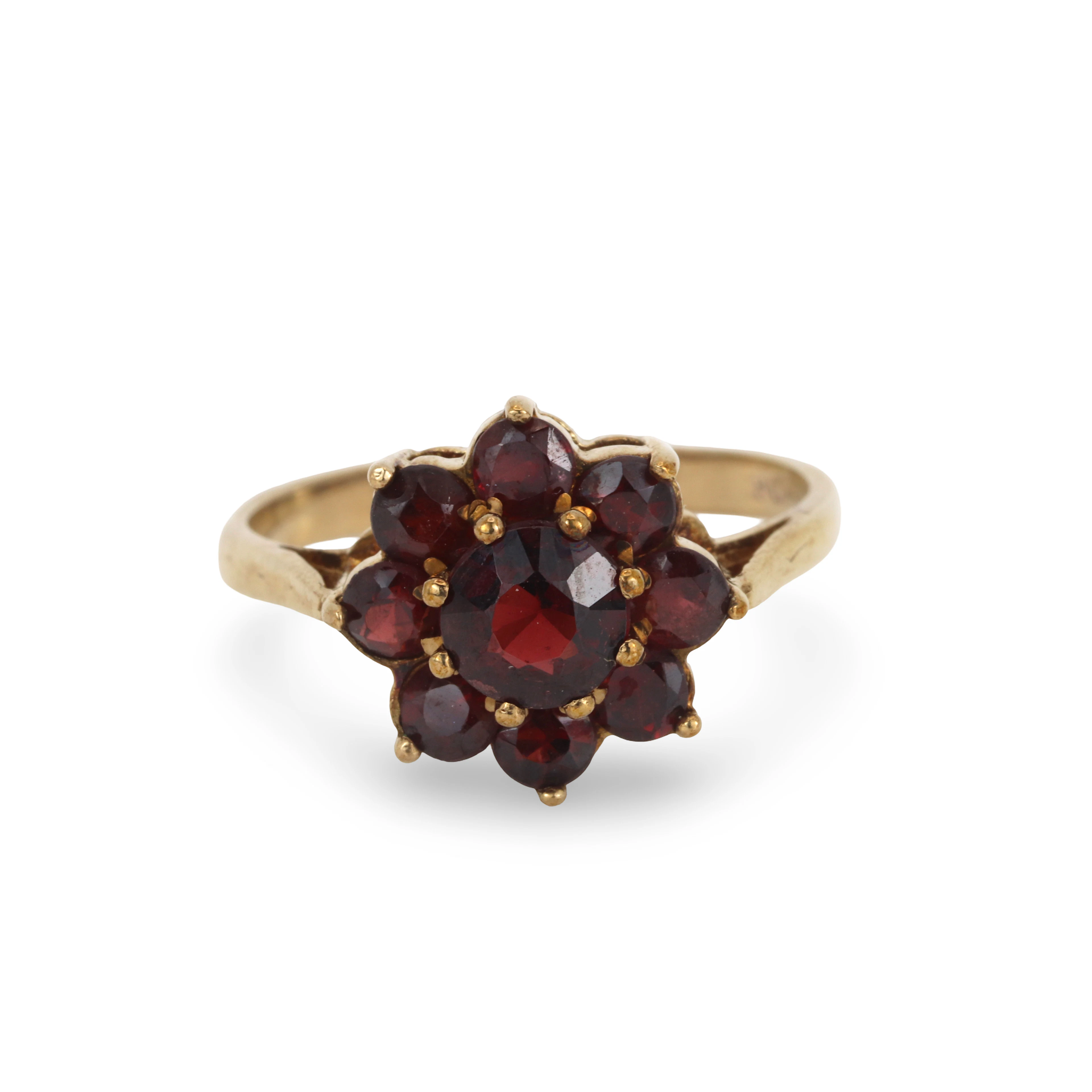 9CT GOLD GARNET CLUSTER RING.