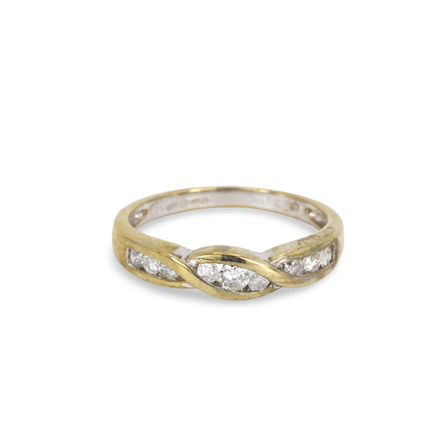 9CT GOLD DIAMOND RING.
