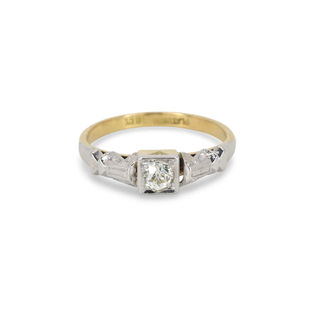 PLATINUM & 18CT GOLD DIAMOND RING.