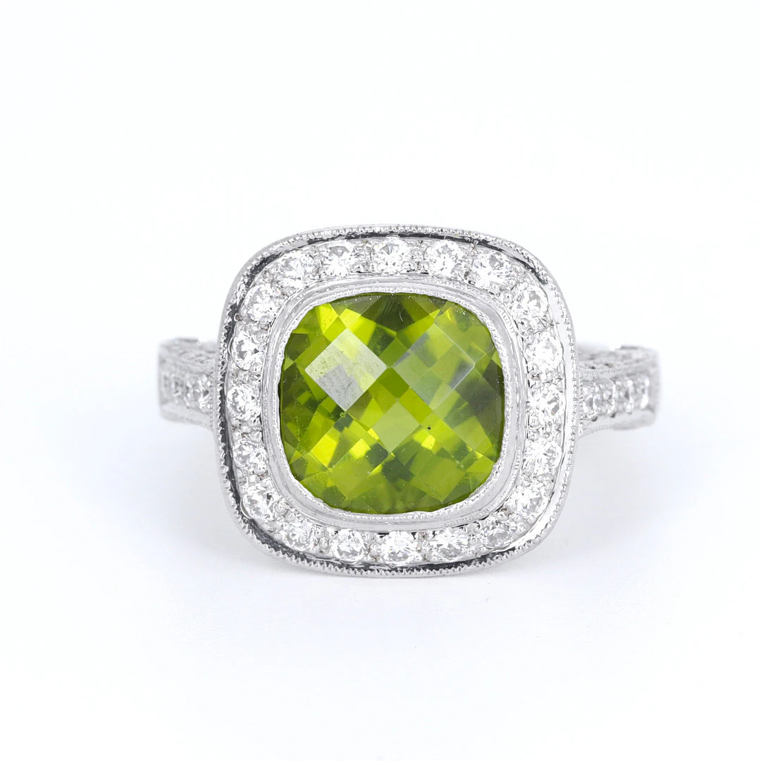 18CT GOLD DIAMOND & PERIDOT RING.