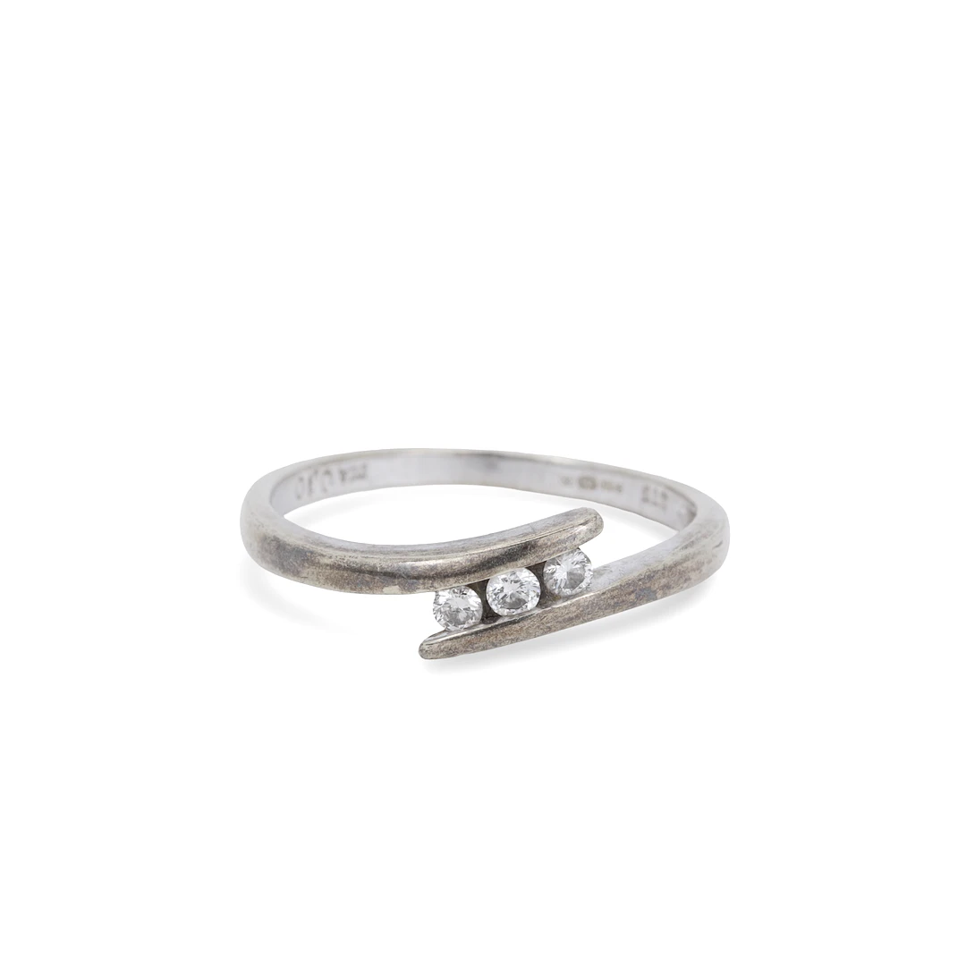 9CT THREE DIAMOND CROSSOVER RING.