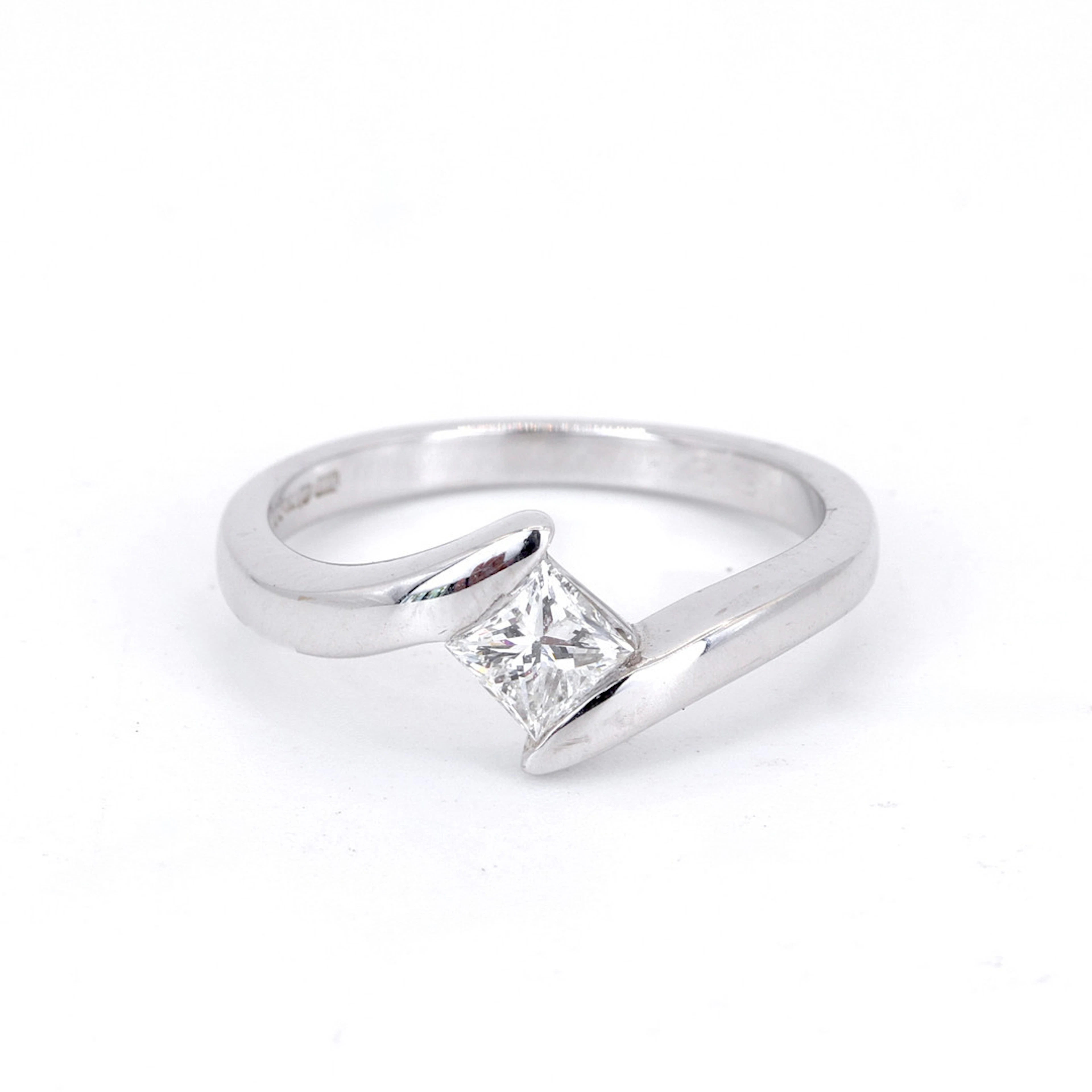 18CT GOLD DIAMOND RING.