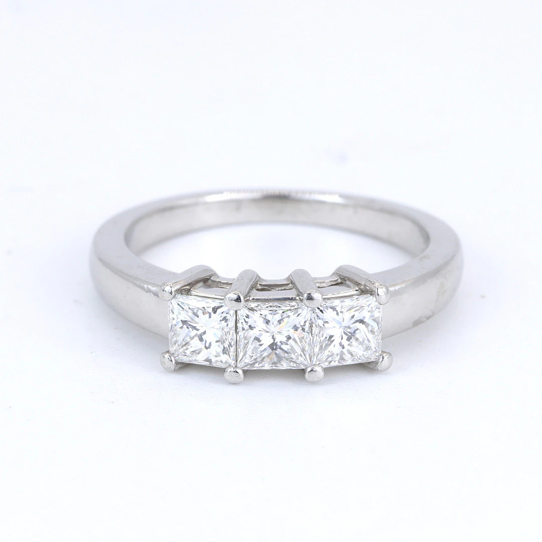 MAPPIN & WEBB PLATINUM DIAMOND RING.