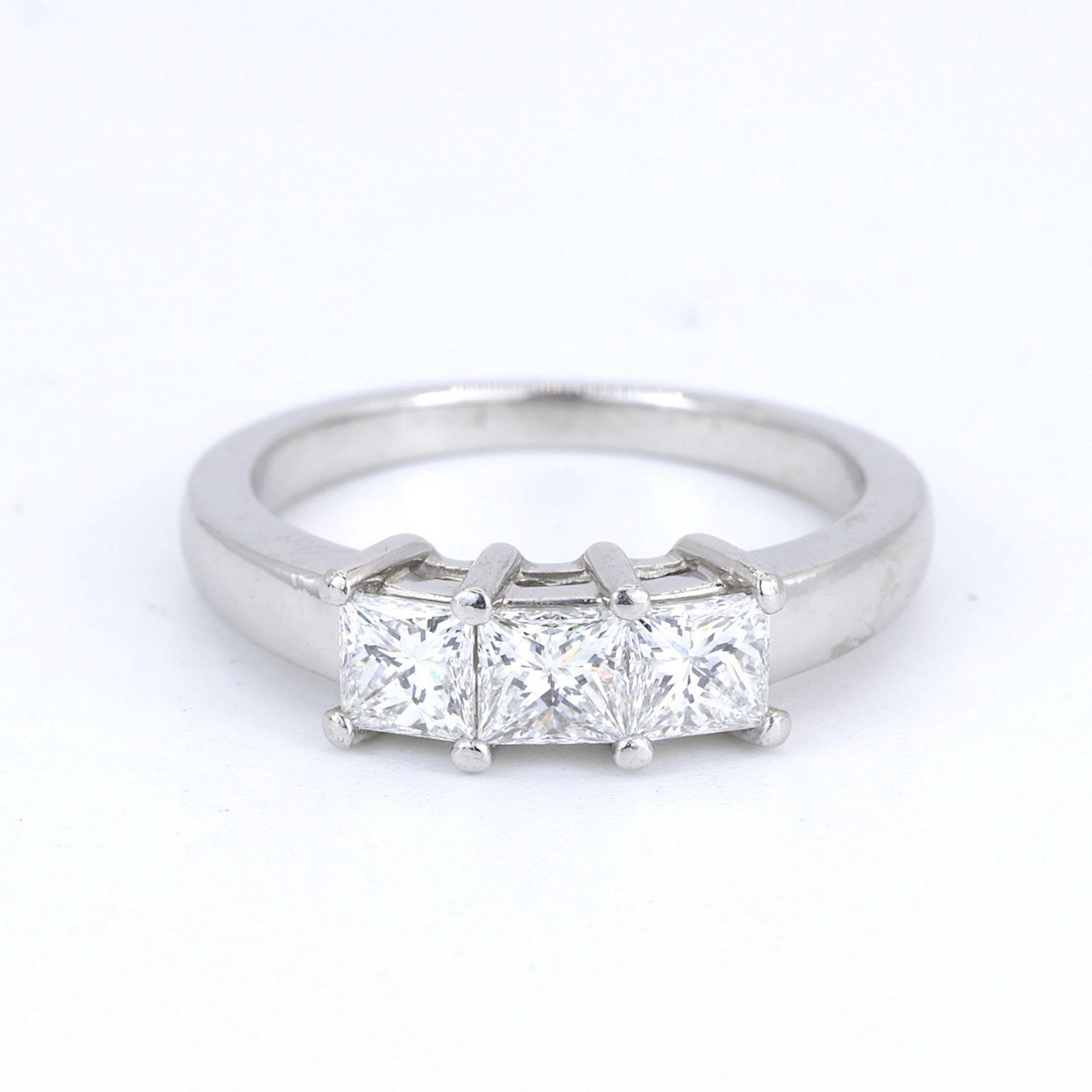 MAPPIN & WEBB PLATINUM DIAMOND RING.