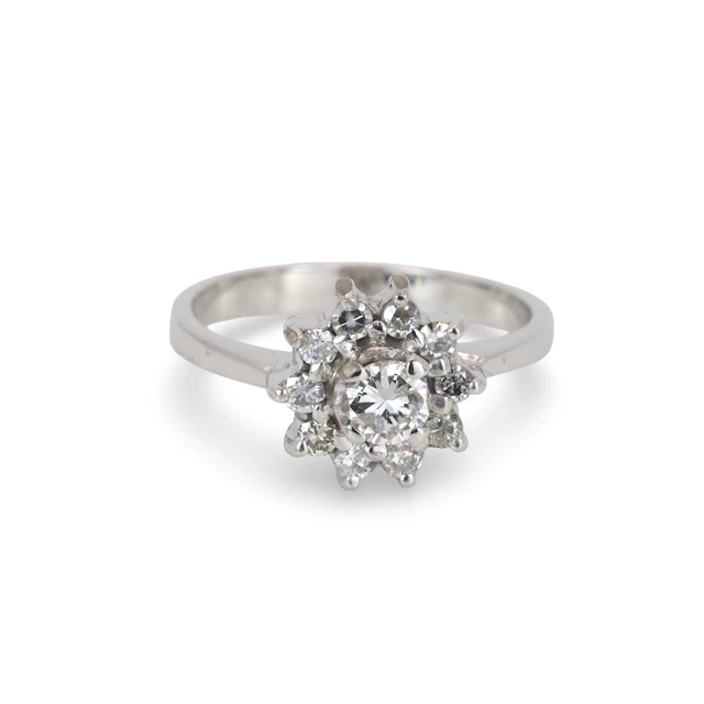 14CT GOLD DIAMOND CLUSTER RING.