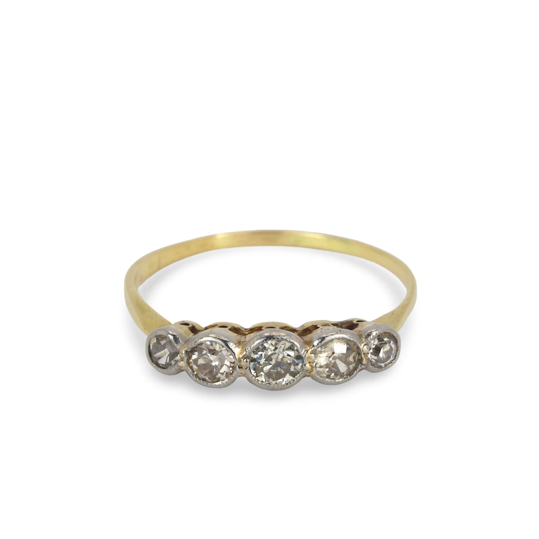 18CT GOLD DIAMOND RING.