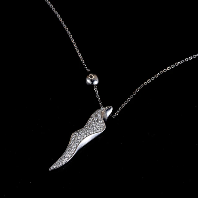 18CT WHITE GOLD DIAMOND SET NECKLACE.