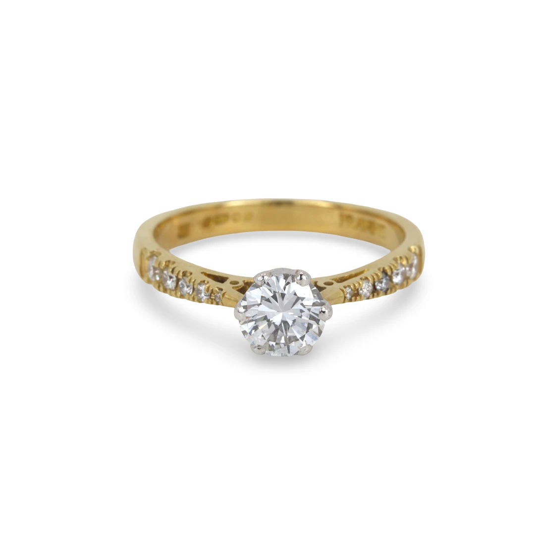18CT GOLD DIAMOND SOLITAIRE RING.
