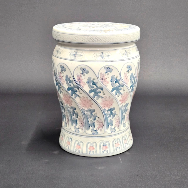 CHINESE PORCELAIN GARDEN STOOL.